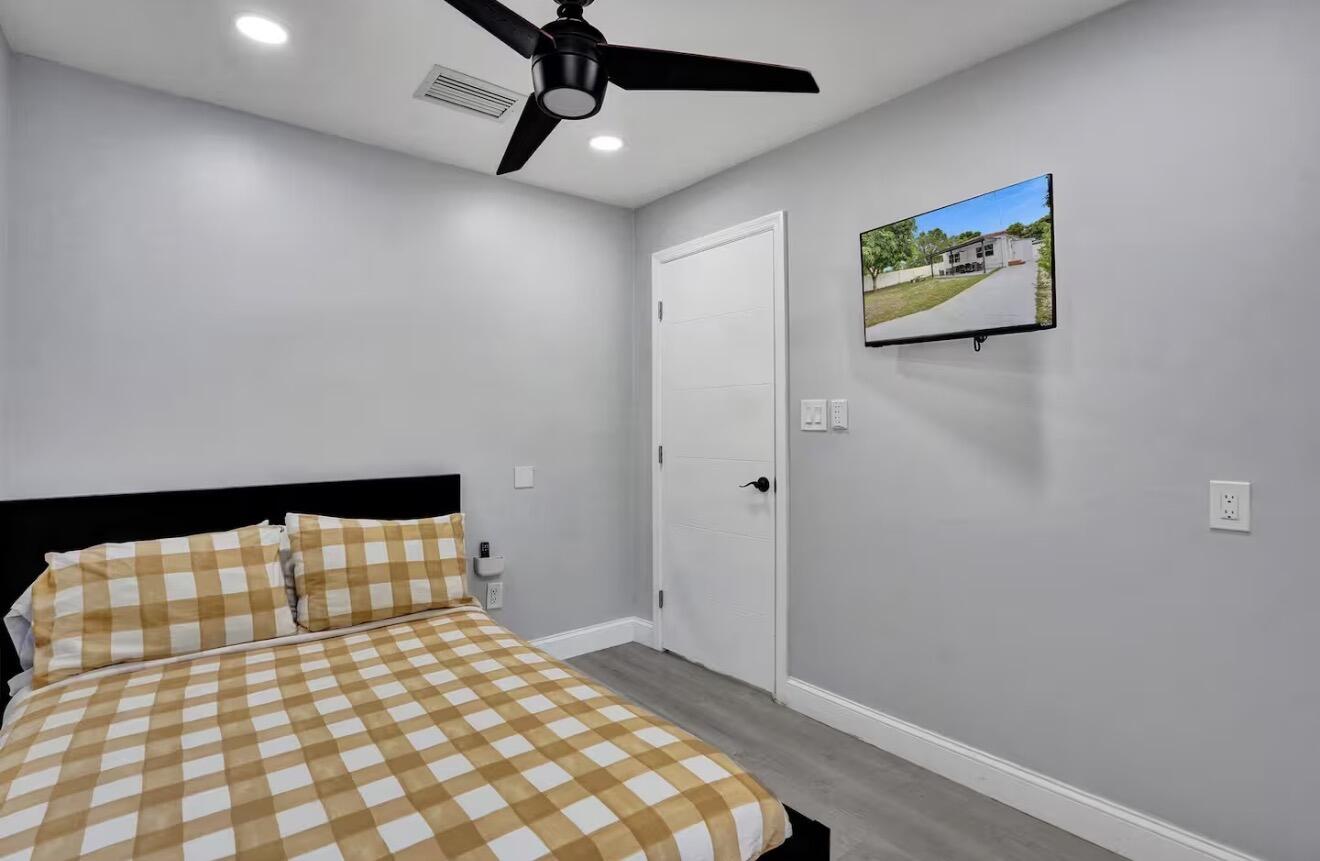 HOLLYWOOD - Residential Lease