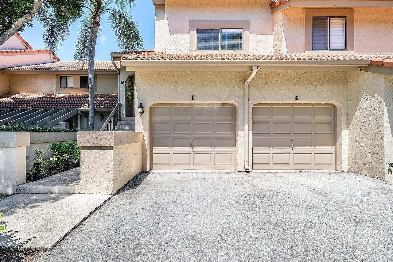 COACH HOUSES OF TOWN PLACE CONDO - Residential Lease