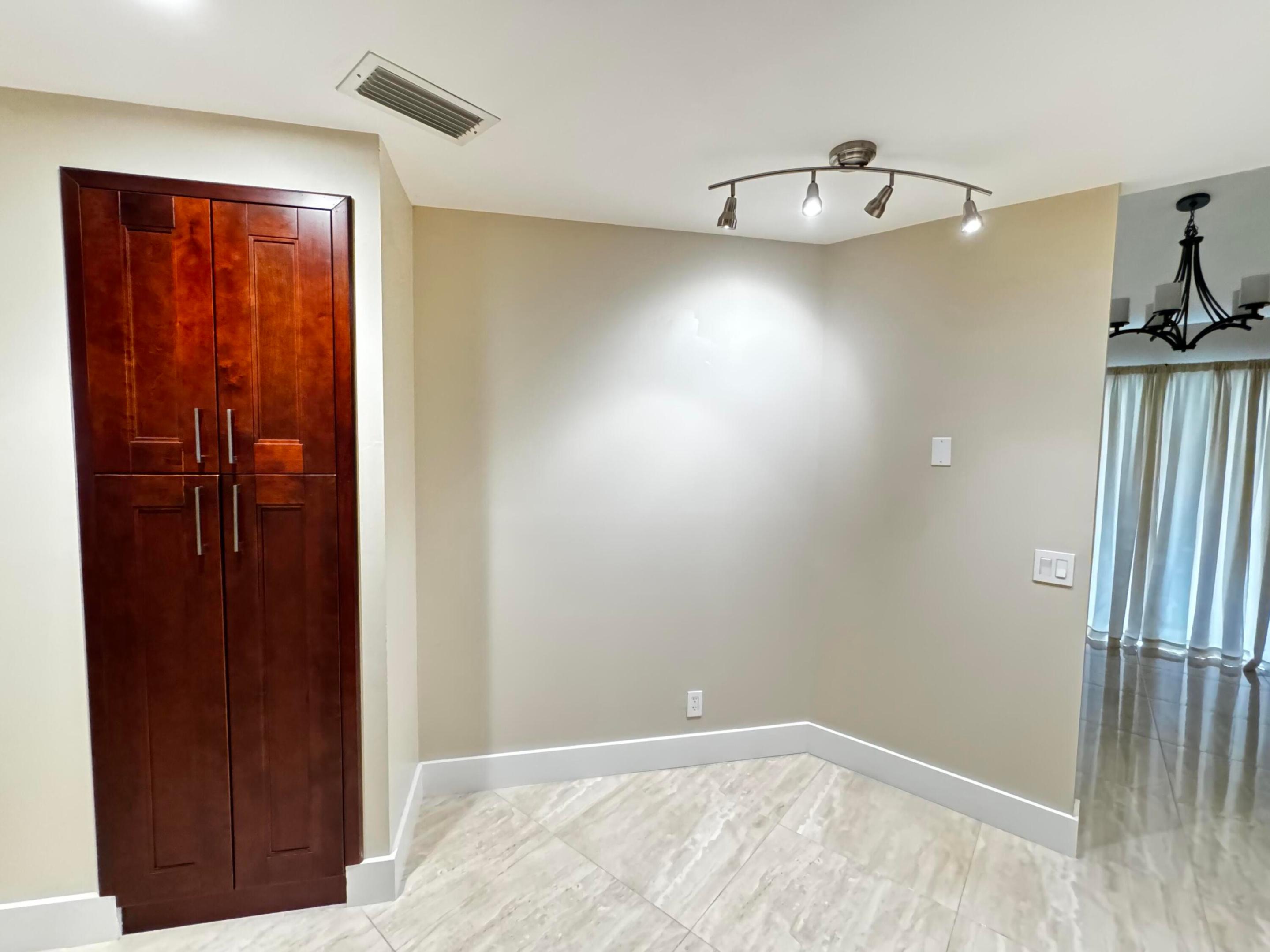 COACH HOUSES OF TOWN PLACE CONDO - Residential Lease