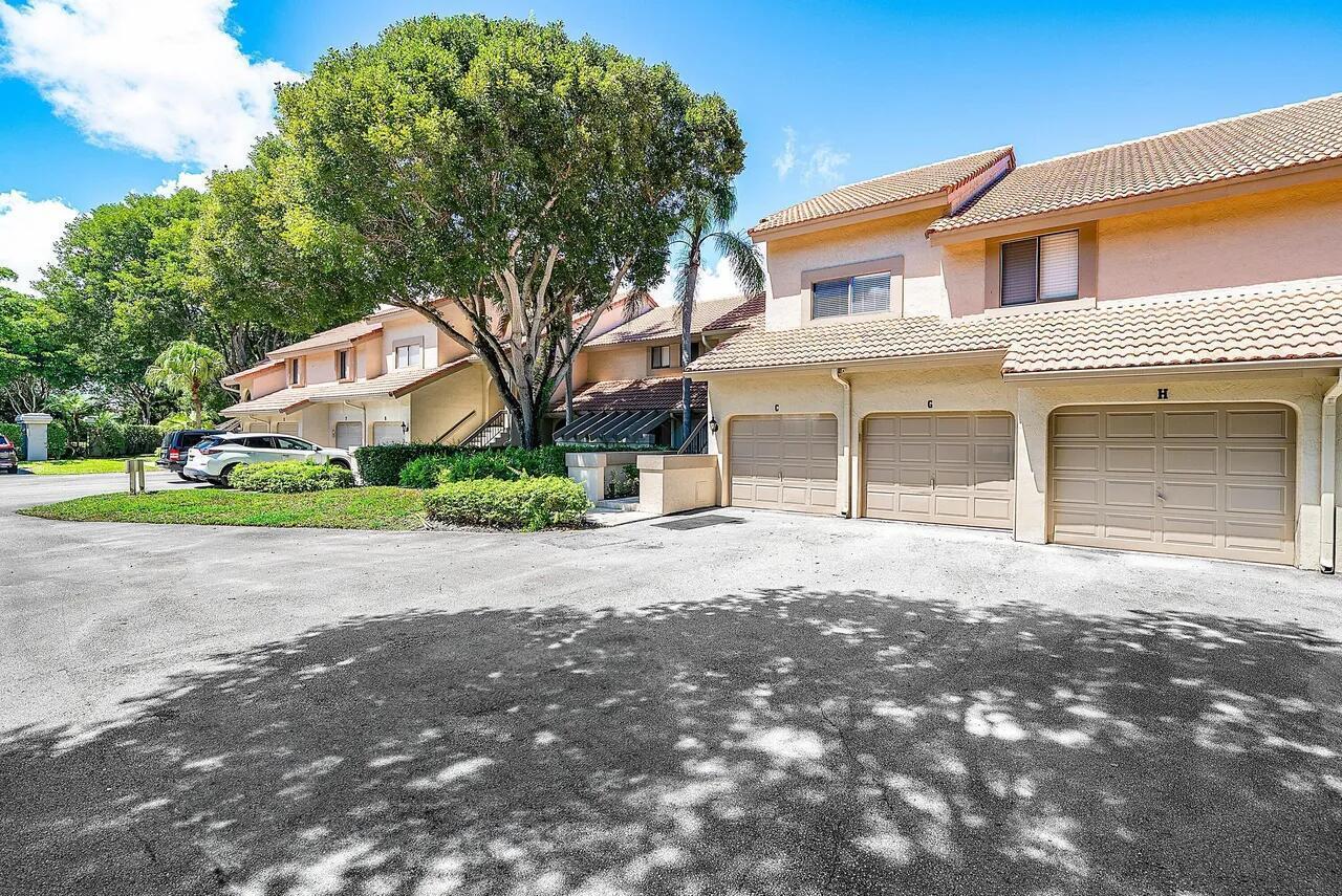 COACH HOUSES OF TOWN PLACE CONDO - Residential Lease