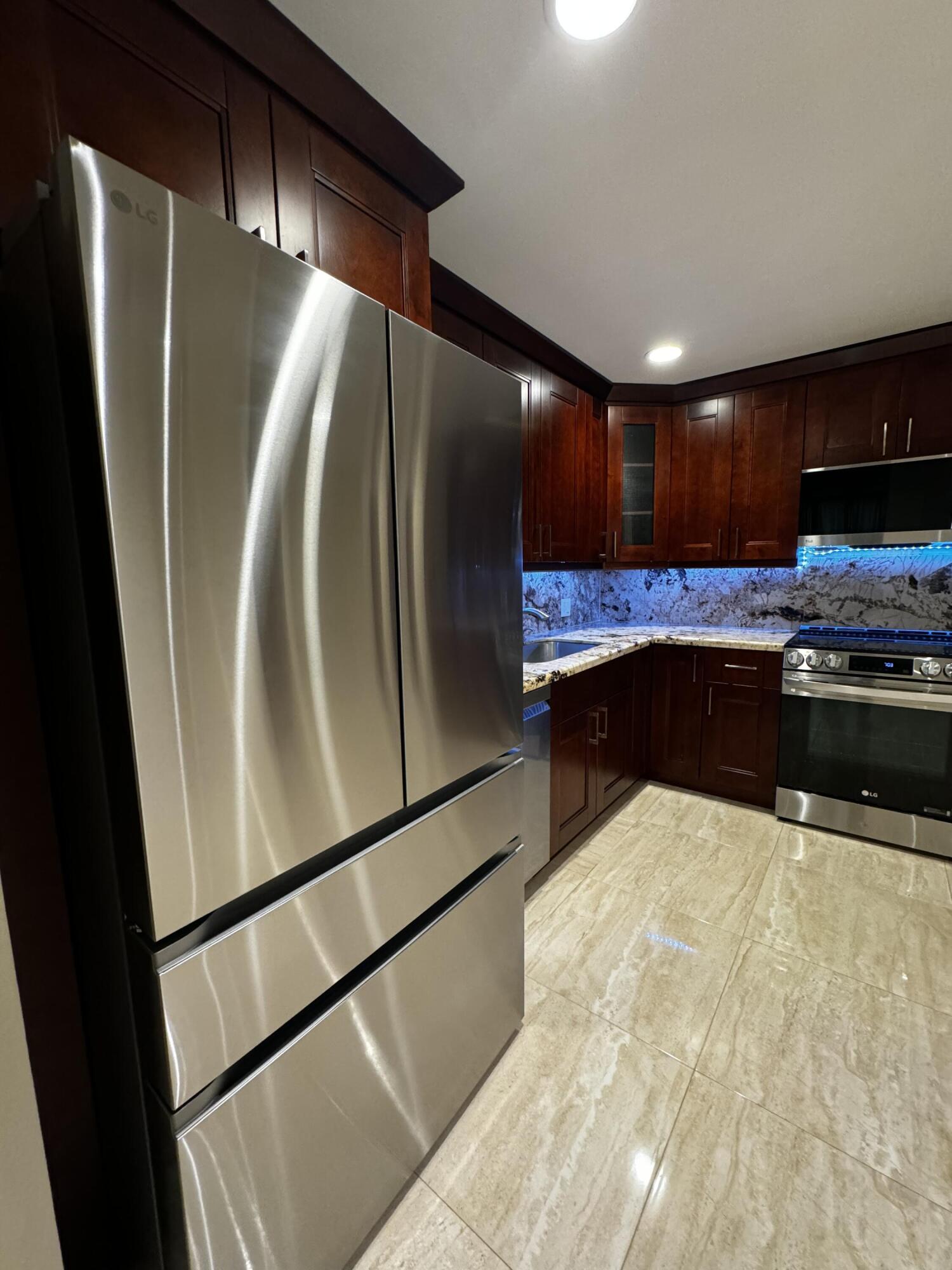 COACH HOUSES OF TOWN PLACE CONDO - Residential Lease
