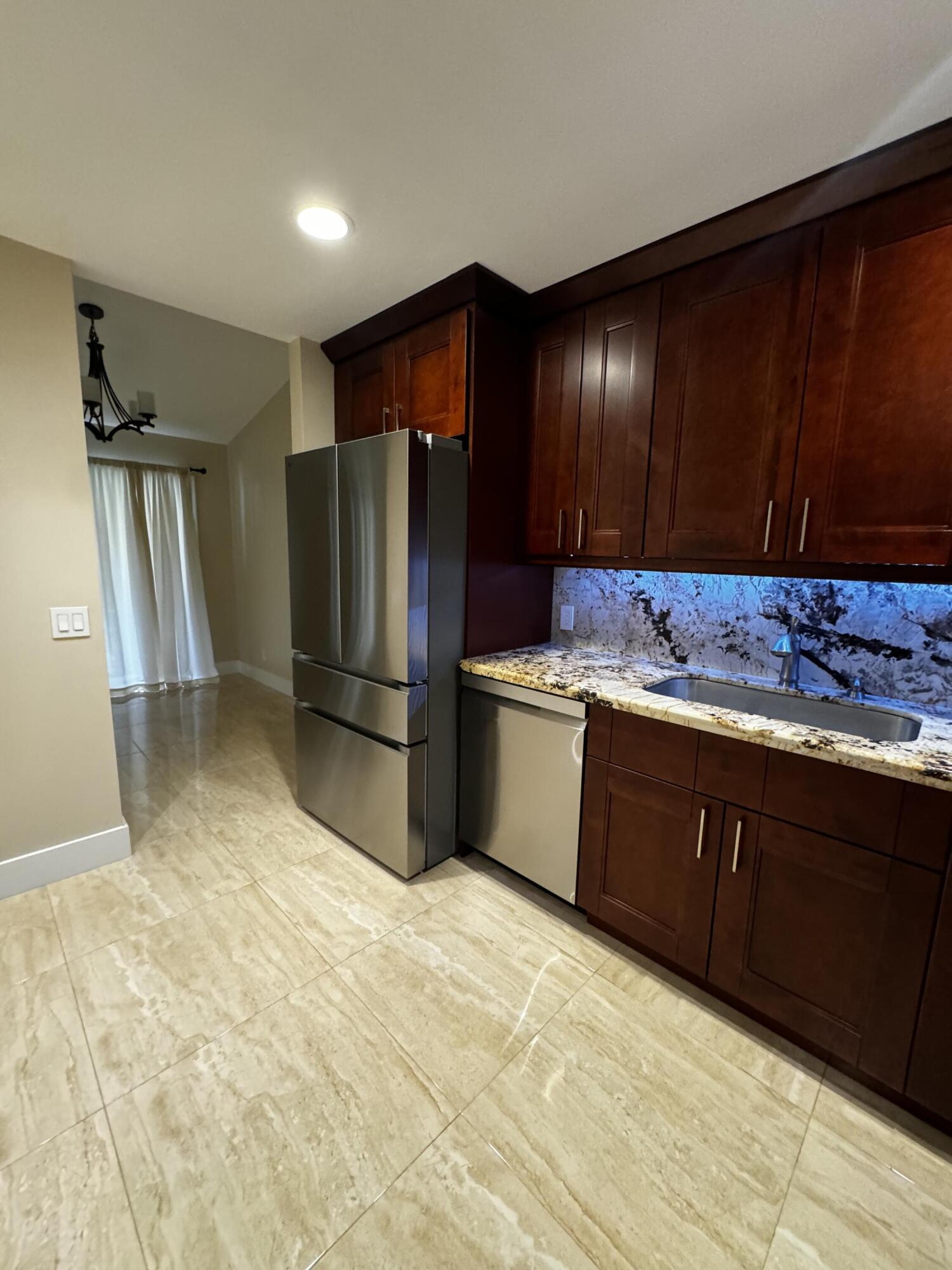 COACH HOUSES OF TOWN PLACE CONDO - Residential Lease