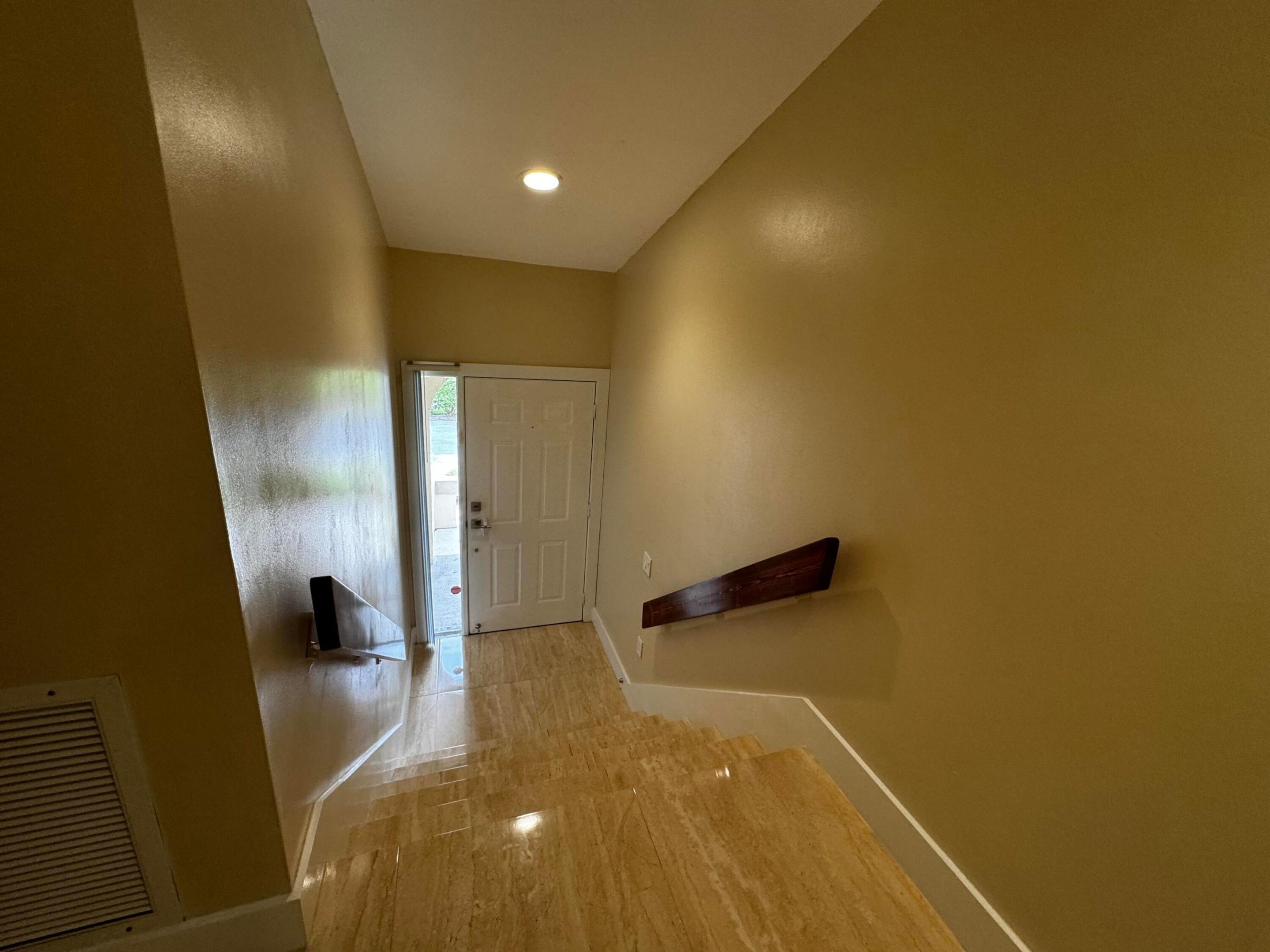 COACH HOUSES OF TOWN PLACE CONDO - Residential Lease