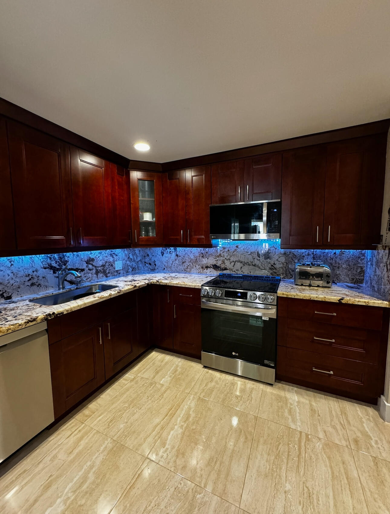 COACH HOUSES OF TOWN PLACE CONDO - Residential Lease