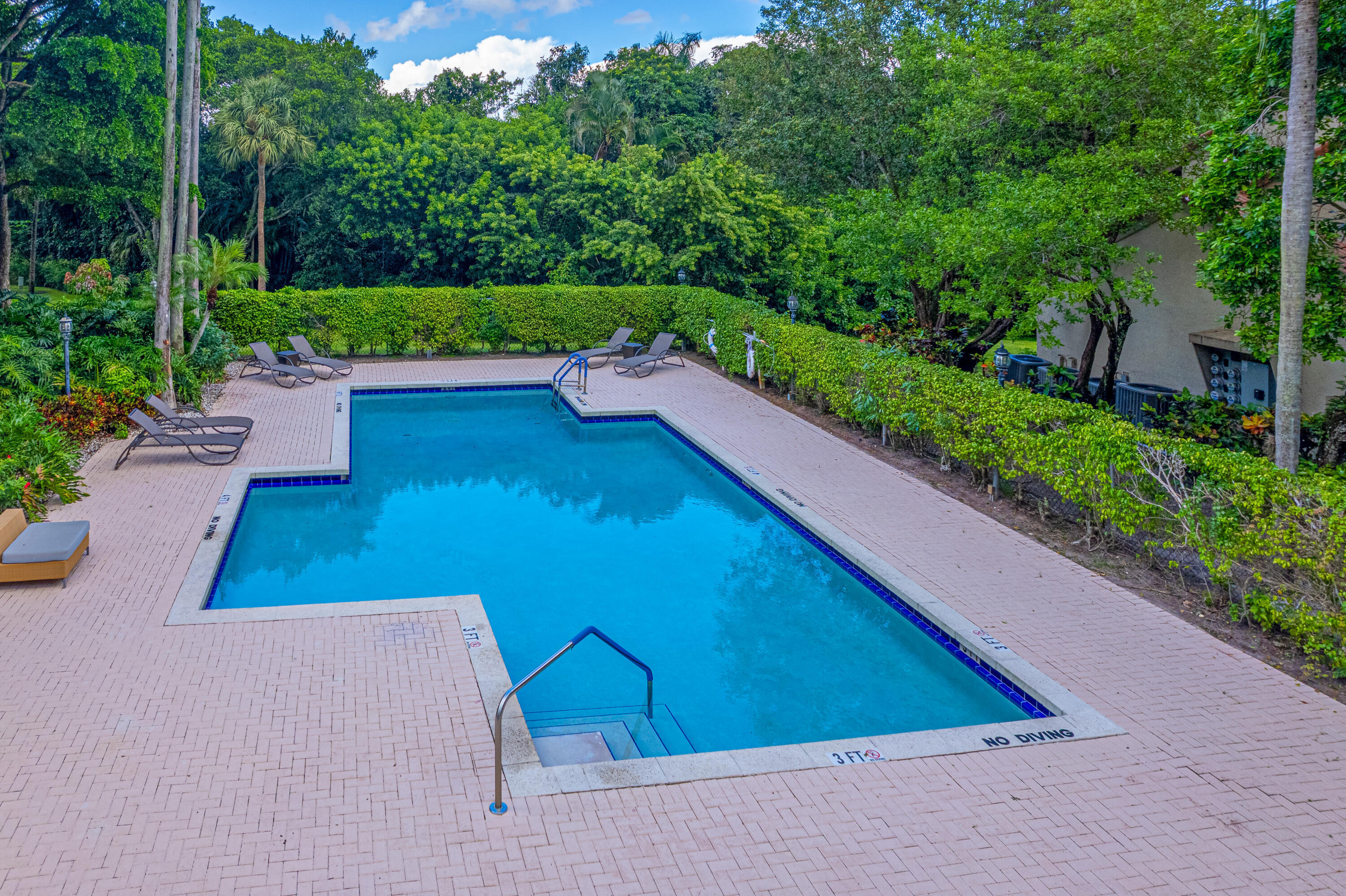 COACH HOUSES OF TOWN PLACE CONDO - Residential Lease