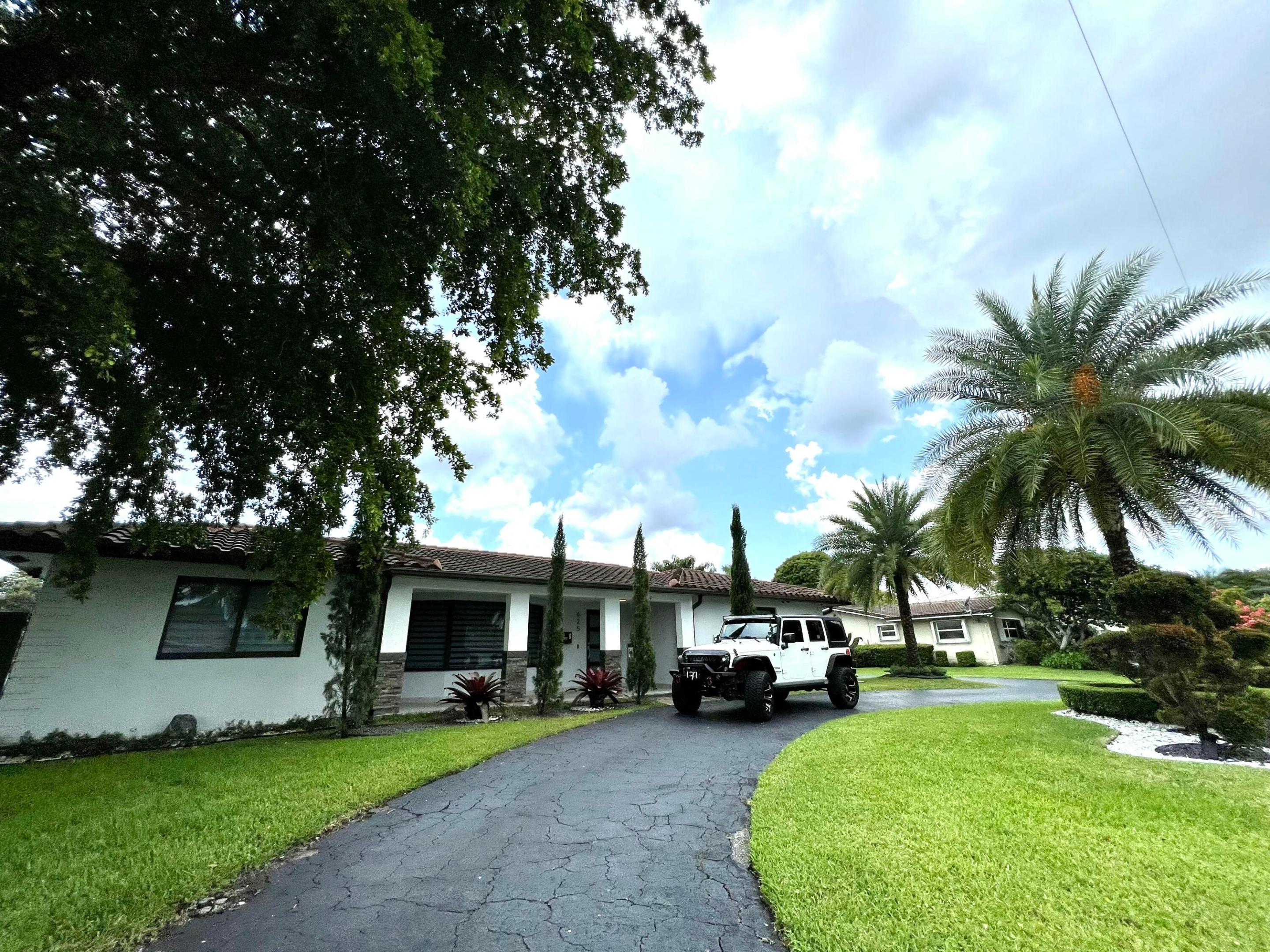 Gorgeous large home fully remodeled with Pool and jacuzzi. Large areas an a lot of closet space. One story house with 4 Bedroom 2 and a half bath, Florida room and Double car garage for your vehicle or storage.  In this beautiful Backyard with waterfront for kayaking and water activities, you can have fun in the fishing deck and outdoor kitchen and BBQ area. Washer and dryer on site. Across the street Golf course available with discounted rate for residents. Conveniently located near Las Olas Beach, Hard Rock hotel, Airport and Sawgrass Mall. Land care and pool service included in Monthly payment for your convenience. Looking forward to welcome you.