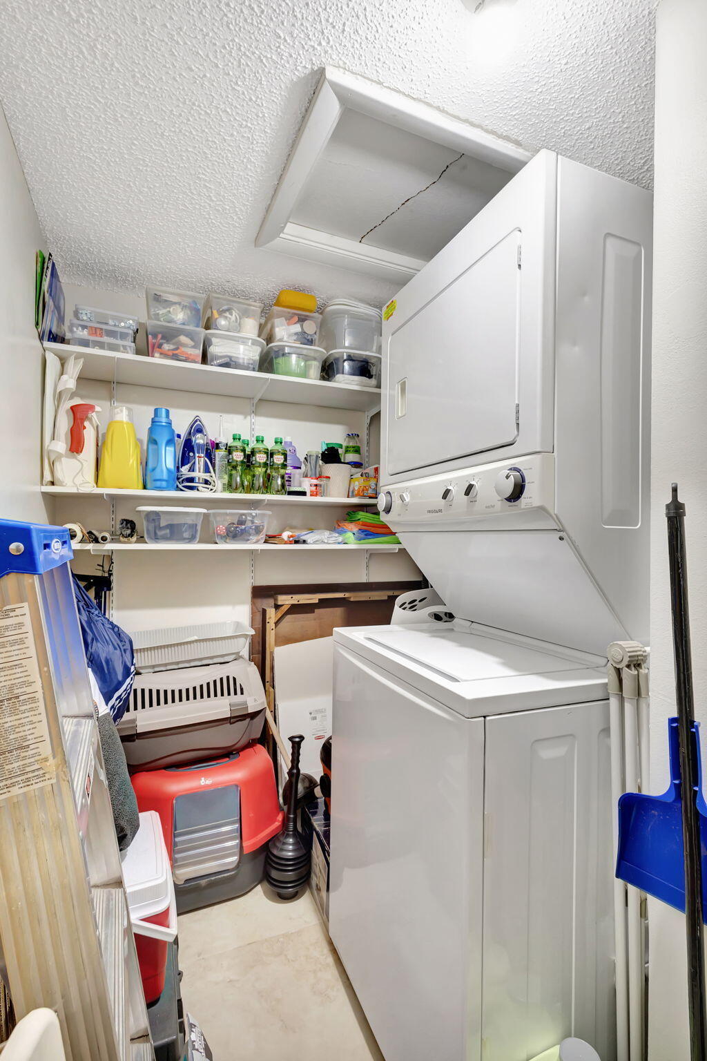 GOLDEN LAKES VILLAGE CONDO E - Residential Lease
