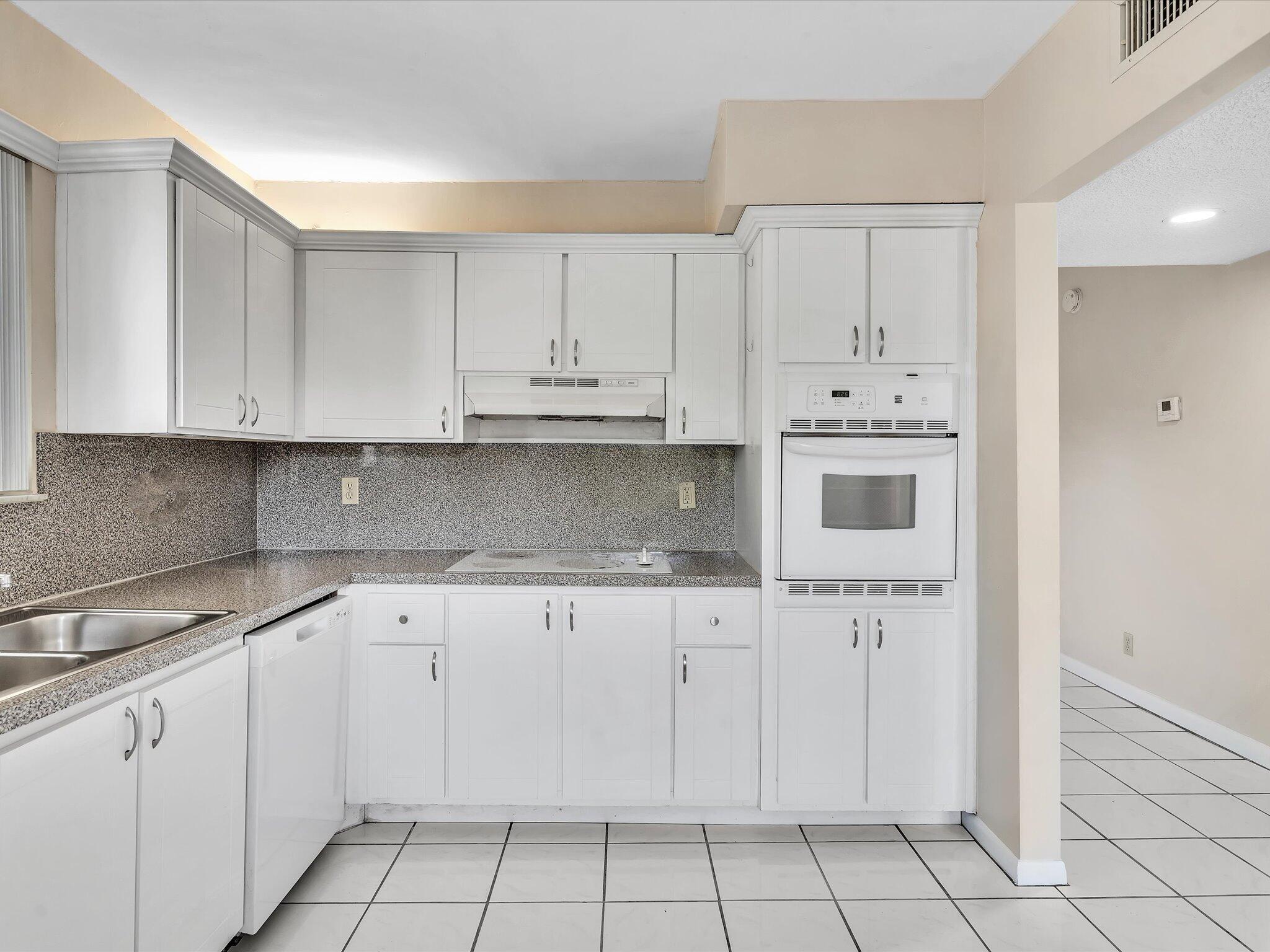 SADDLE CLUB GARDEN APTS AT - Residential Lease