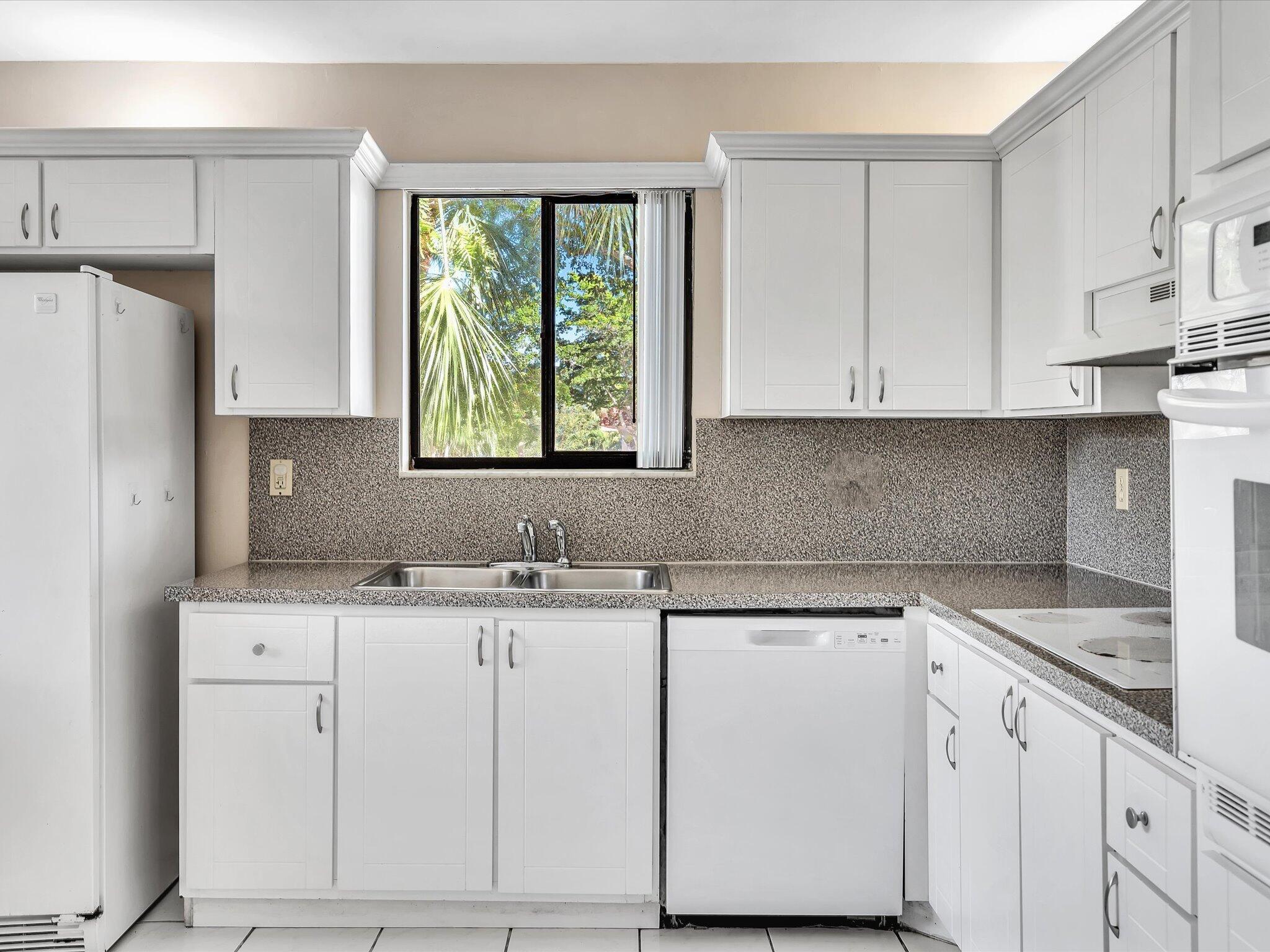 SADDLE CLUB GARDEN APTS AT - Residential Lease