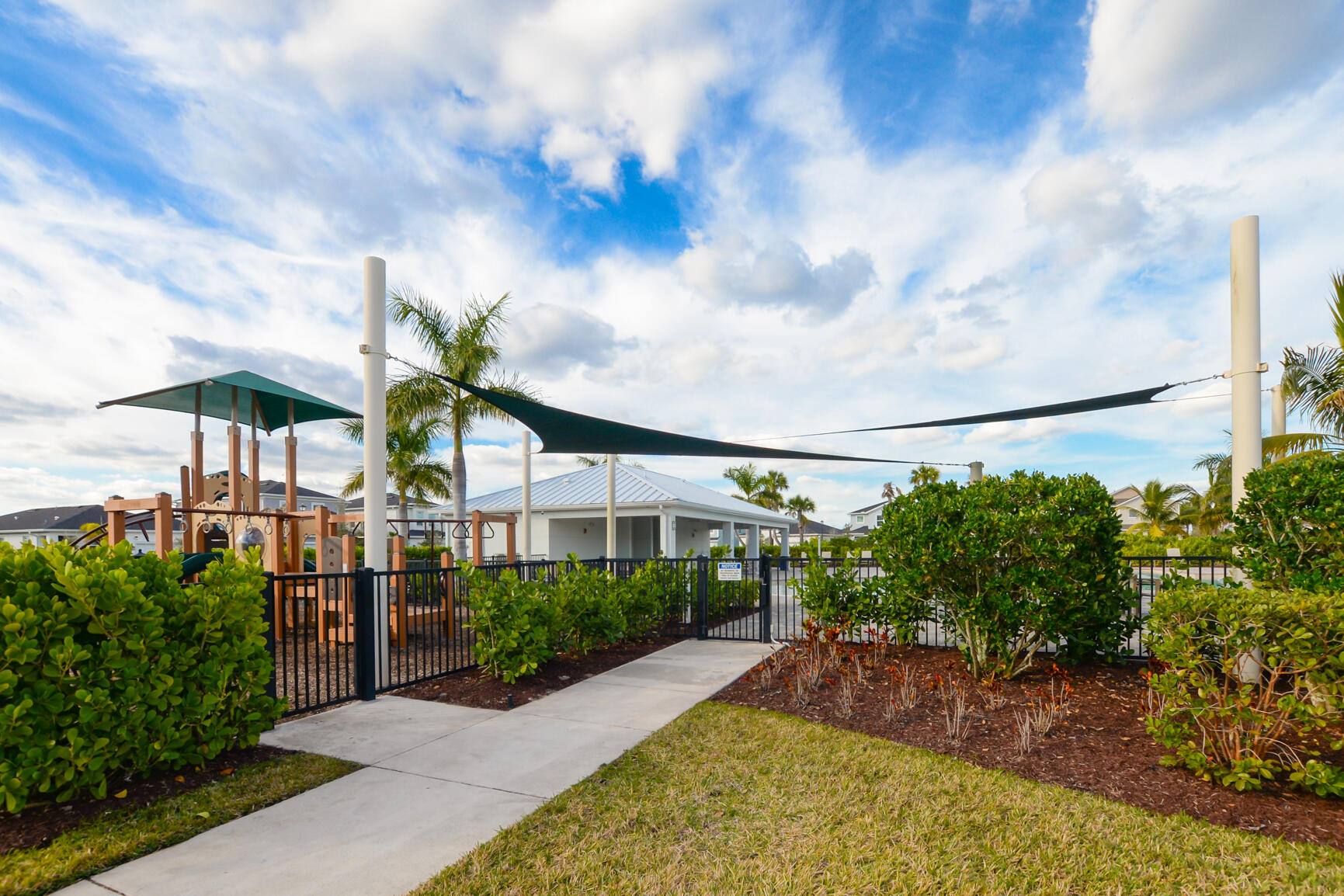 CROSSTOWN COMMONS - Residential