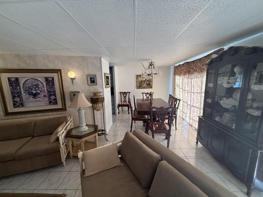 COUNTRY KNOLLS - Residential