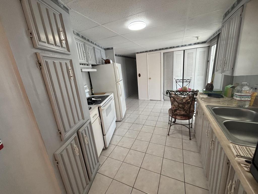 COUNTRY KNOLLS - Residential
