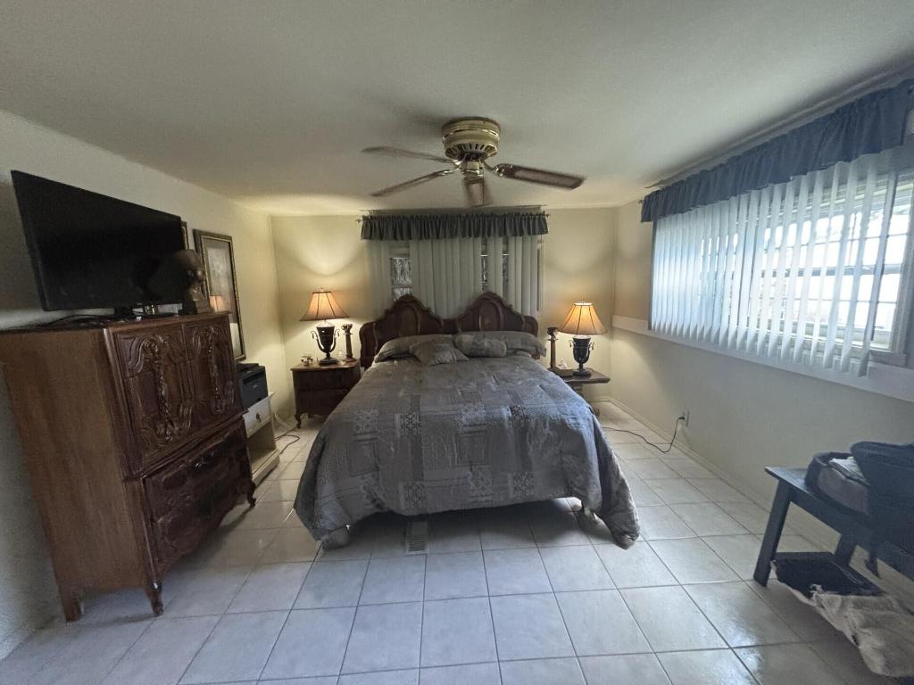 COUNTRY KNOLLS - Residential