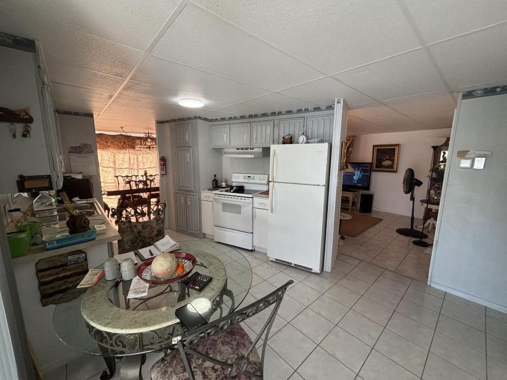 COUNTRY KNOLLS - Residential