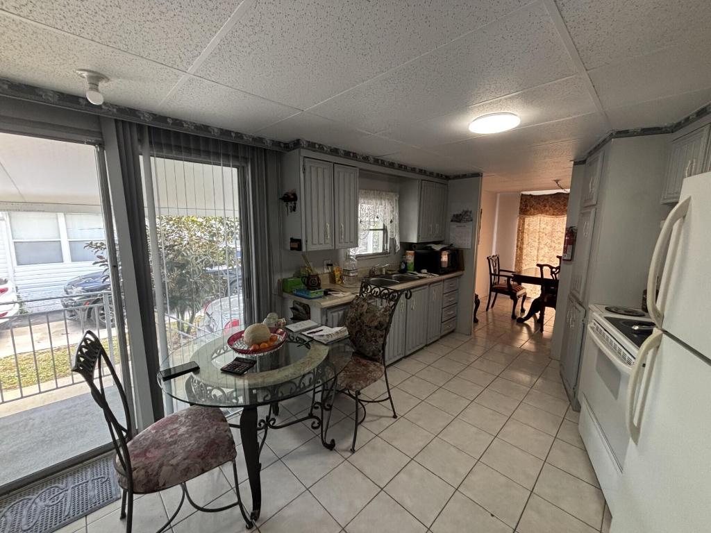COUNTRY KNOLLS - Residential