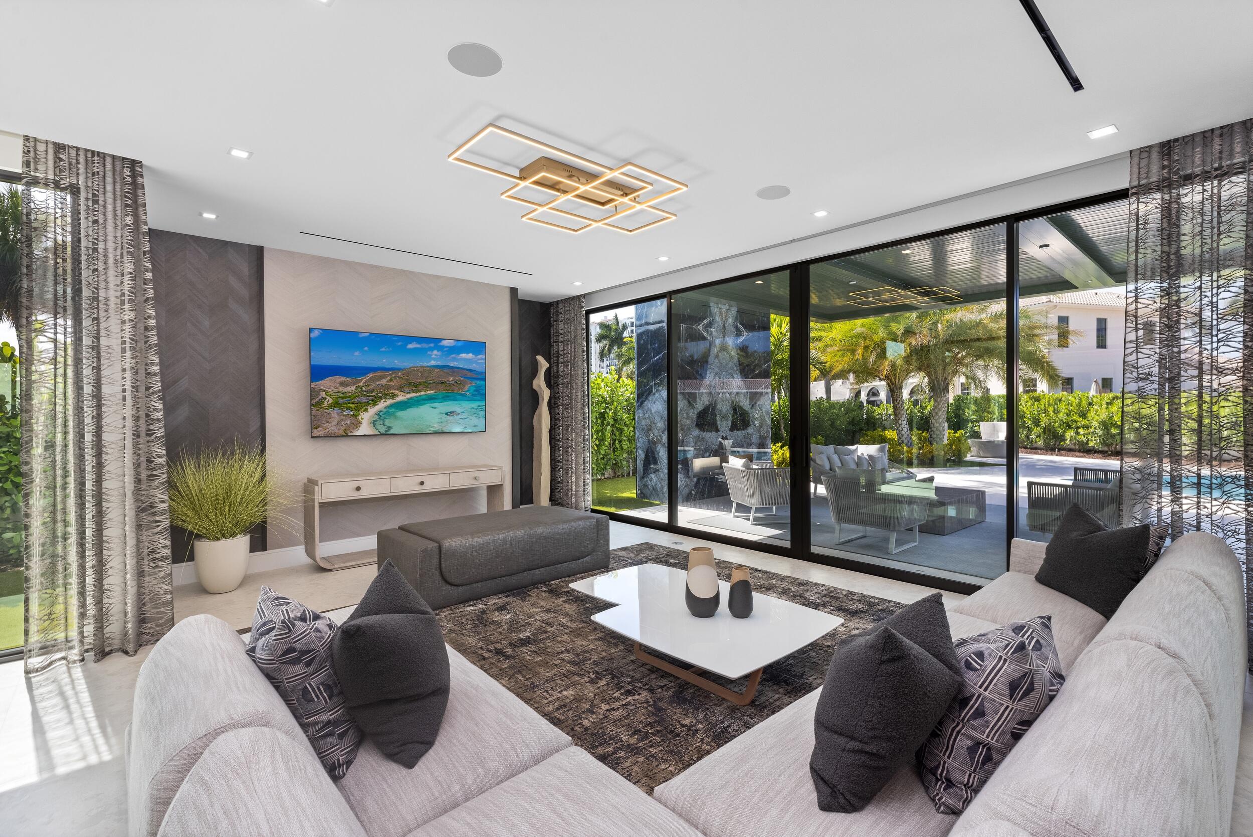 ROYAL PALM YACHT & COUNTRY CLUB - Residential