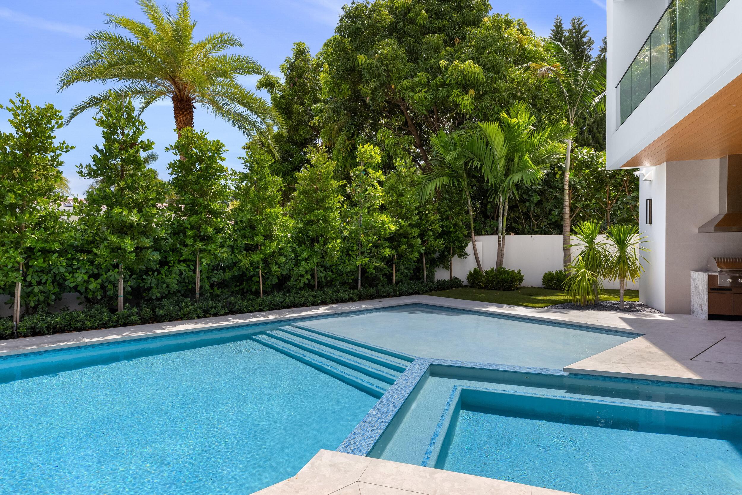 ROYAL PALM YACHT & COUNTRY CLUB - Residential