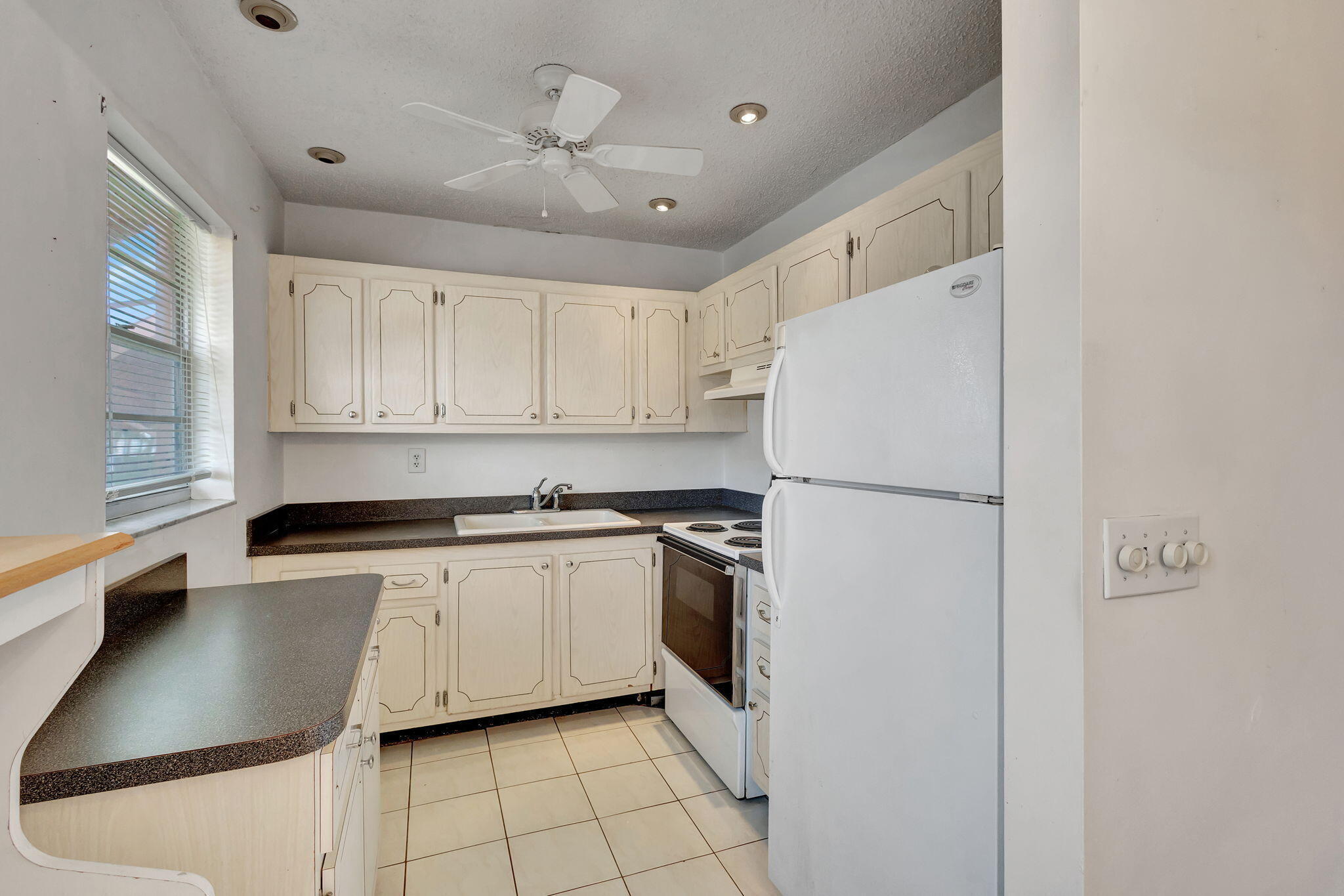 SHEFFIELD CONDOS A TO Q - Residential Lease