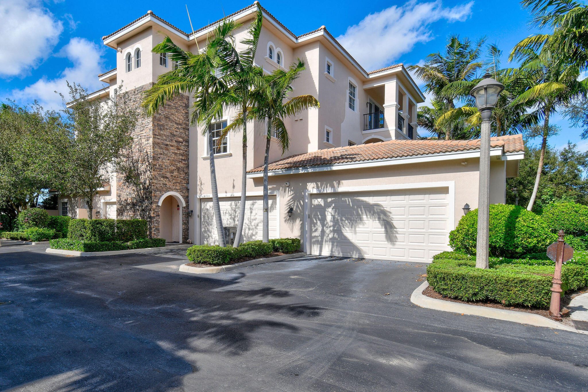 CARRIAGE HOMES AT FRENCHMANS HARBOR CONDO - Residential