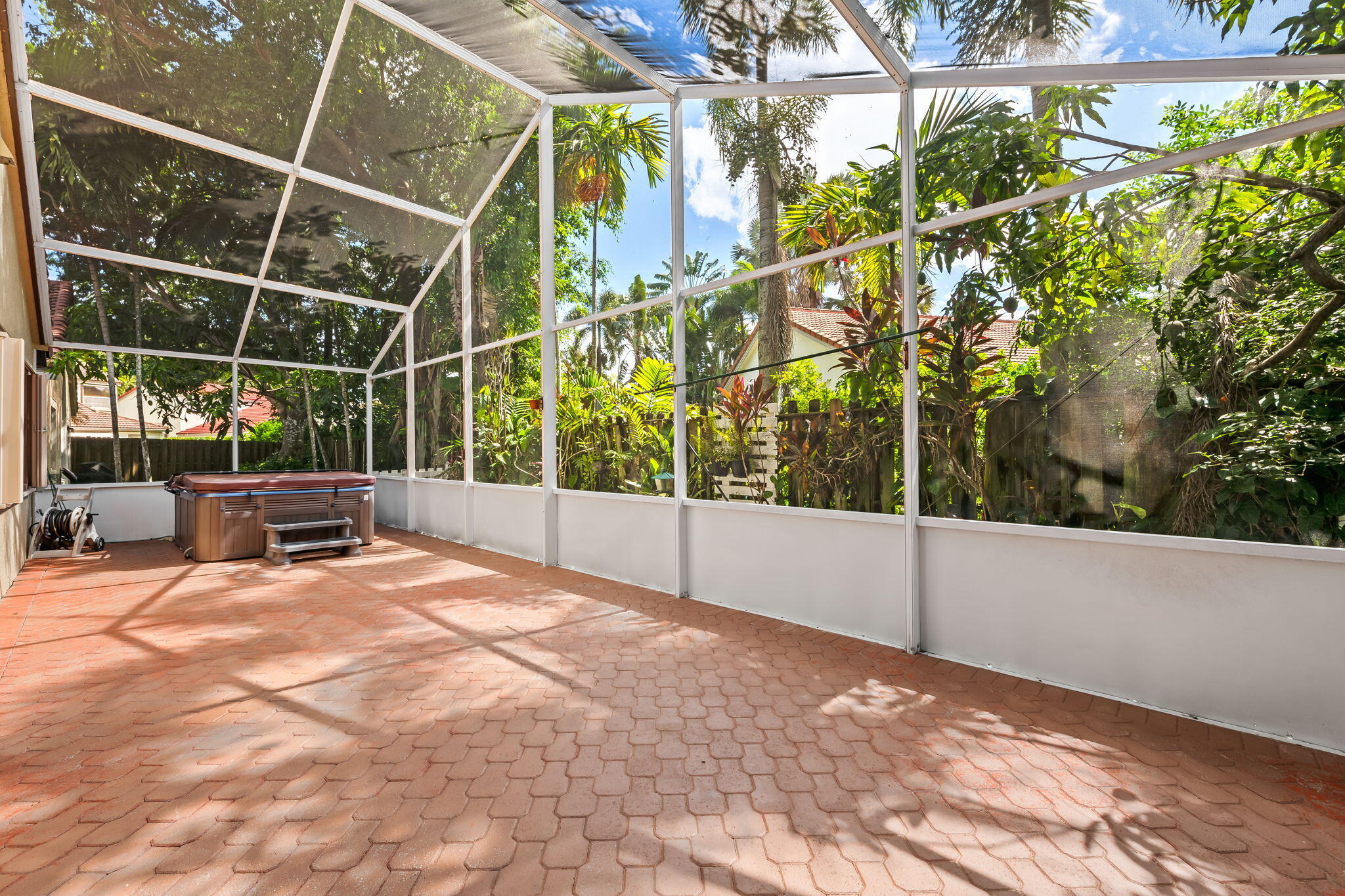 EMBASSY LAKES - Residential