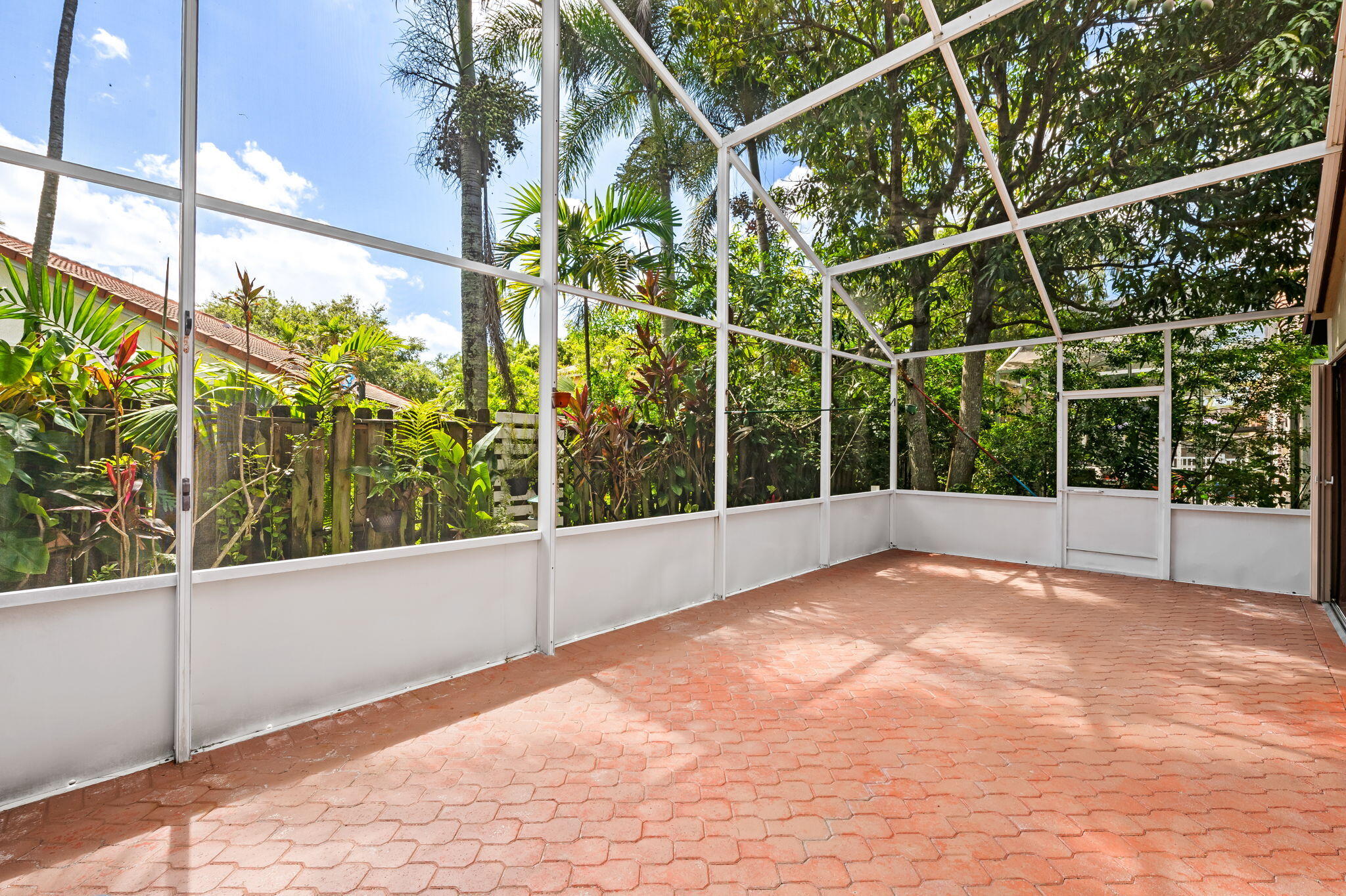 EMBASSY LAKES - Residential