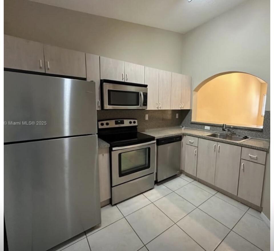 Beautiful & Clean 2nd floor unit.  New laminate floors and new appliances.  Come enjoy the serenity of the amazing lake view, pool and kids playground.   Close to major highway and shopping centers.