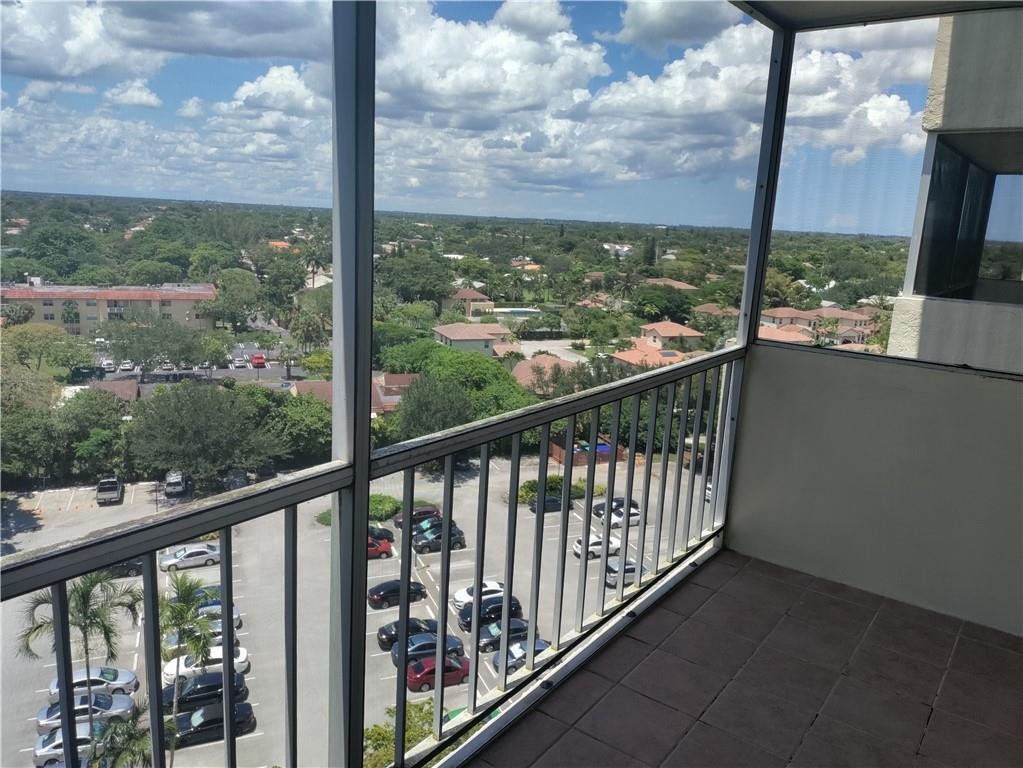 COUNTRY CLUB TOWER - Residential