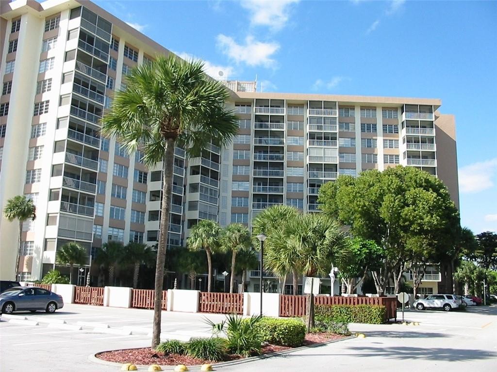 Luxury hi-rise building with 24 hour secured lobby, NO CATWALKS here. Total updated open kitchen with granite counter top and beautiful cabinets, large one bedroom with Walkin closet. Building is close to everything, transportation, restaurants, shopping and Hospital. Cable and WI-FI is included in the maintenance payment.