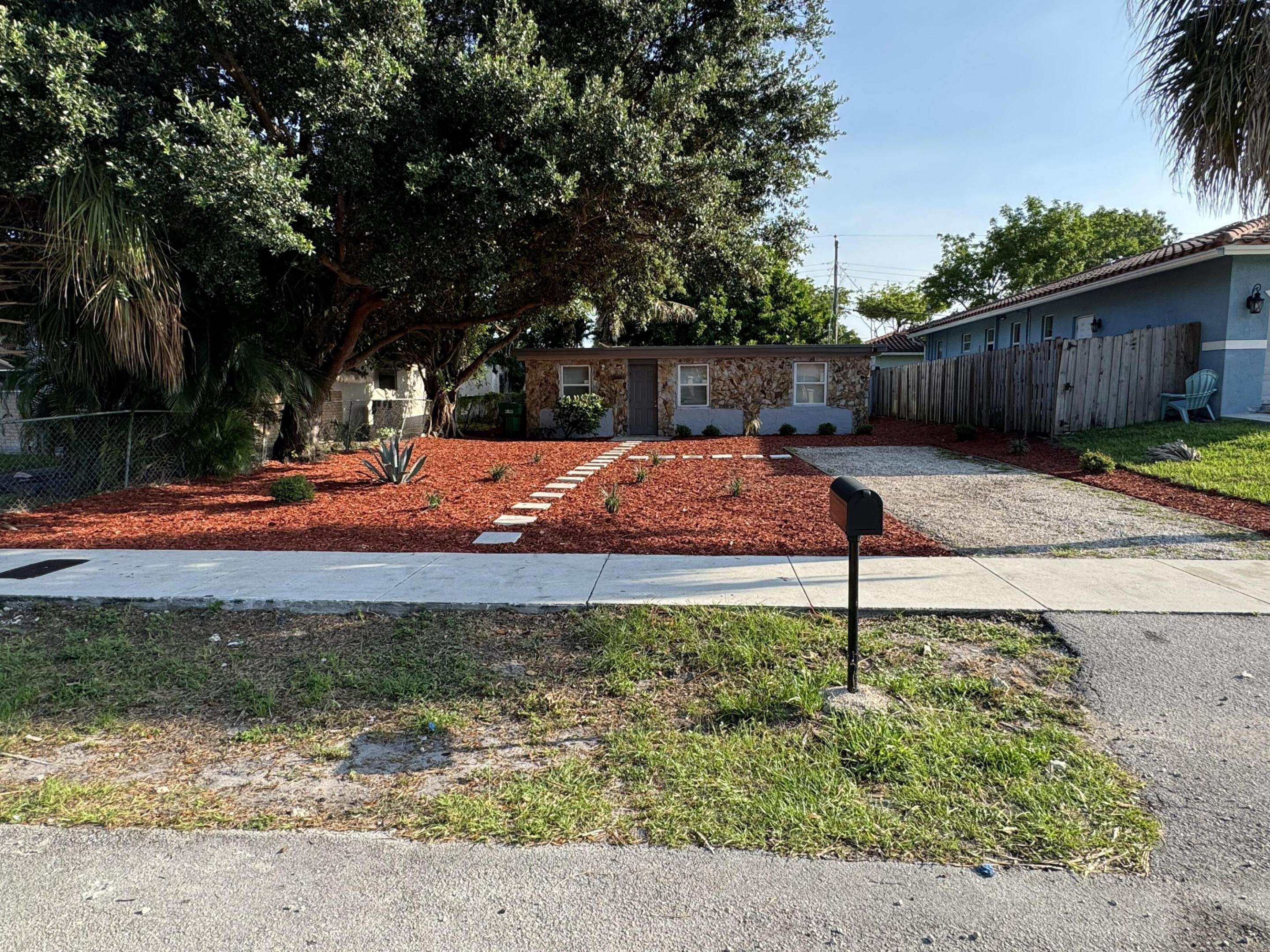 LOVELY 3 BEDROOM / 2 BATHROOM HOME IN DILLARD PARK!!! REMODELED HOME WITH IMPACT WINDOWS AND CENTRAL AIR-CONDITIONING!!! SPACIOUS FRONTYARD & FENCED BACKYARD...DIRECTLY ACROSS THE STREET FROM ROOSEVELT PARK!!! CLOSE TO I-95, SCHOOLS, DOWNTOWN, BEACHES, SWAP SHOP!