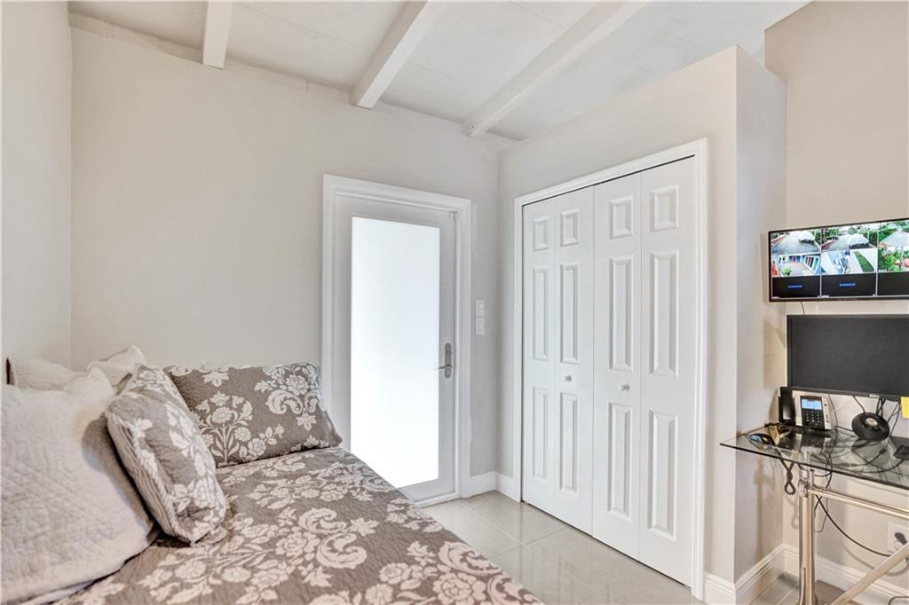 Lauderdale Isles 2 35-33 - Residential