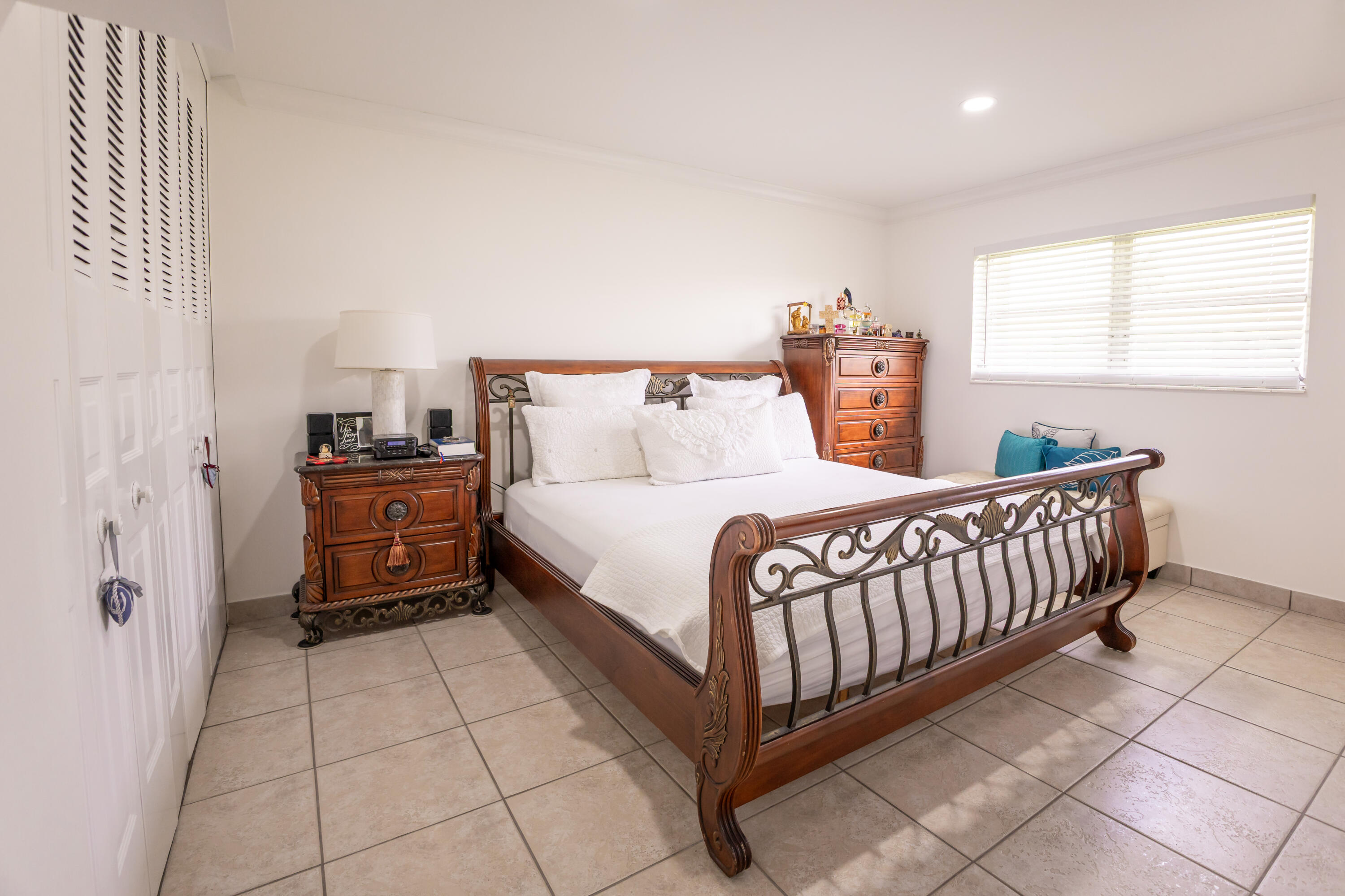 CRESTHAVEN VILLAS CONDO 27 - Residential