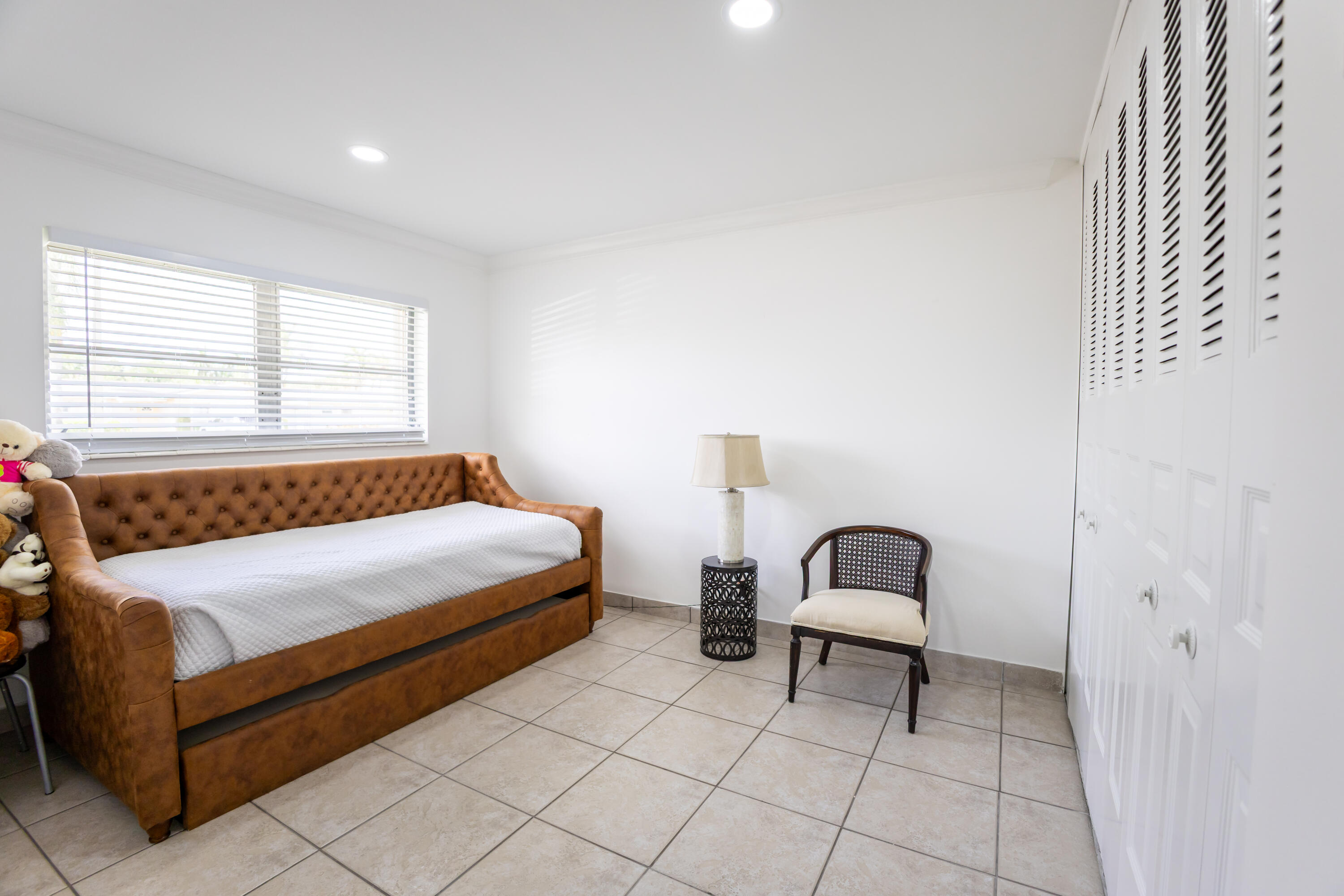 CRESTHAVEN VILLAS CONDO 27 - Residential
