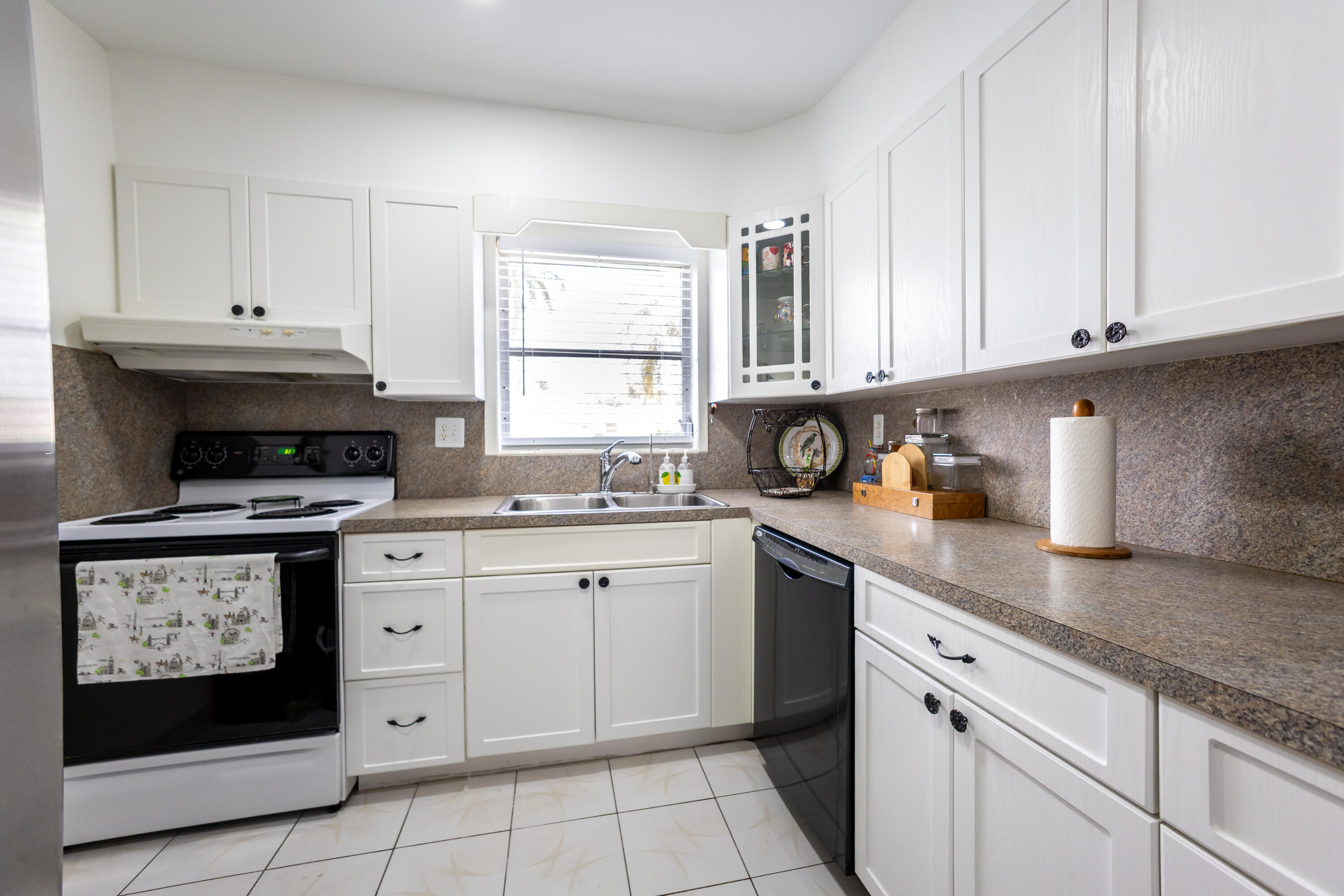 CRESTHAVEN VILLAS CONDO 27 - Residential