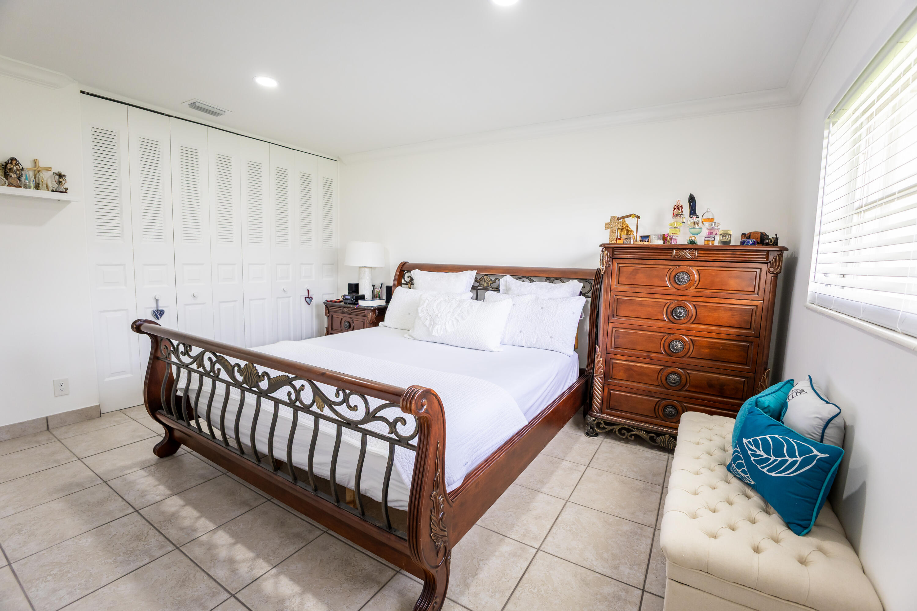 CRESTHAVEN VILLAS CONDO 27 - Residential