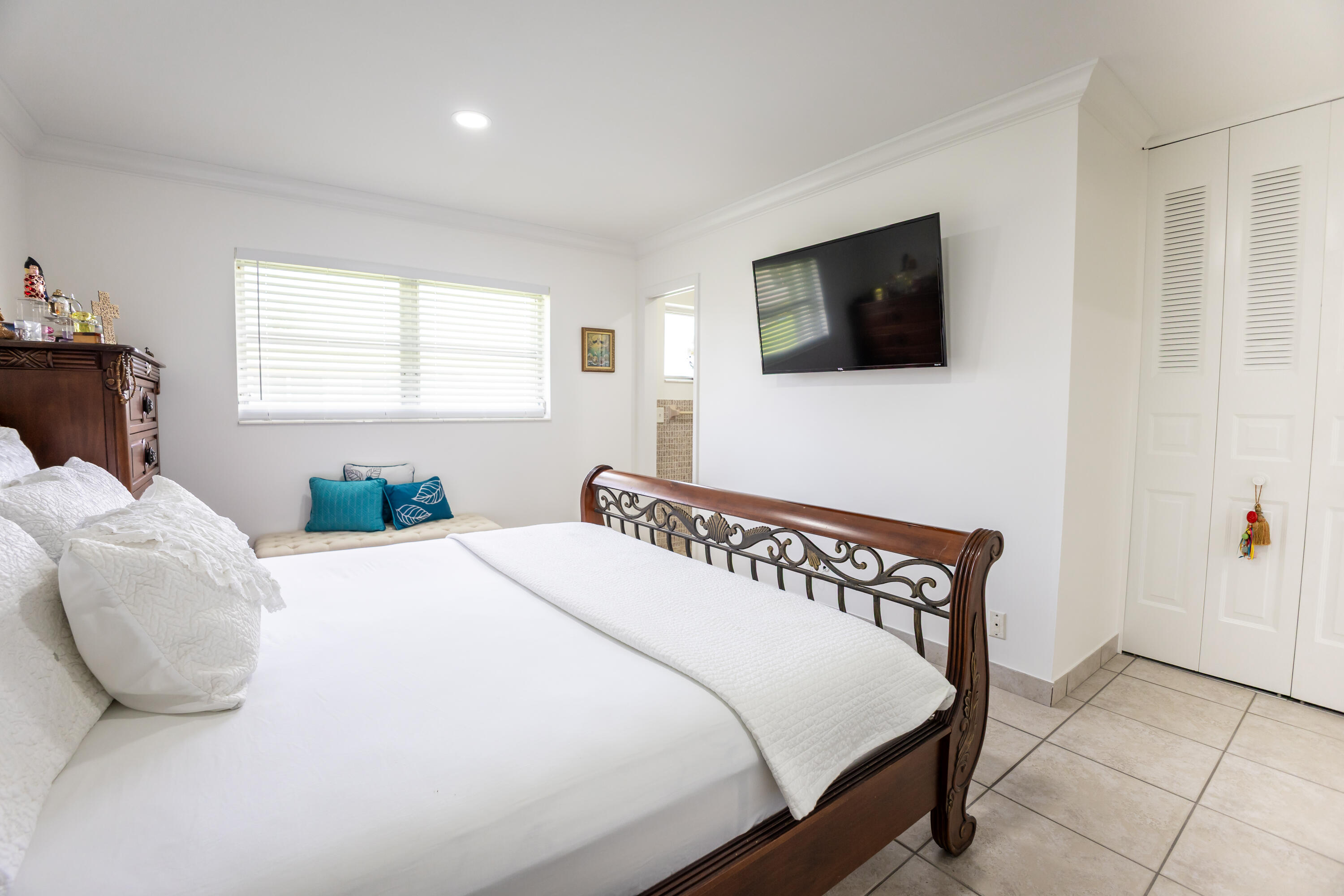 CRESTHAVEN VILLAS CONDO 27 - Residential