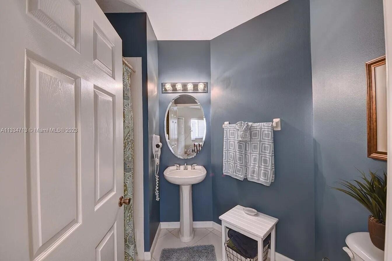 CASTLE PINES CONDOMINIUM - Residential Lease