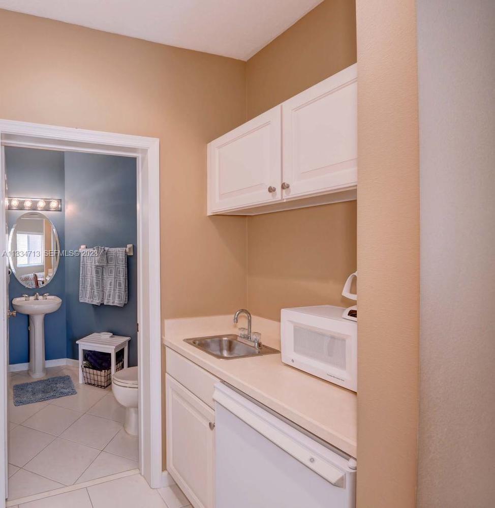 CASTLE PINES CONDOMINIUM - Residential Lease