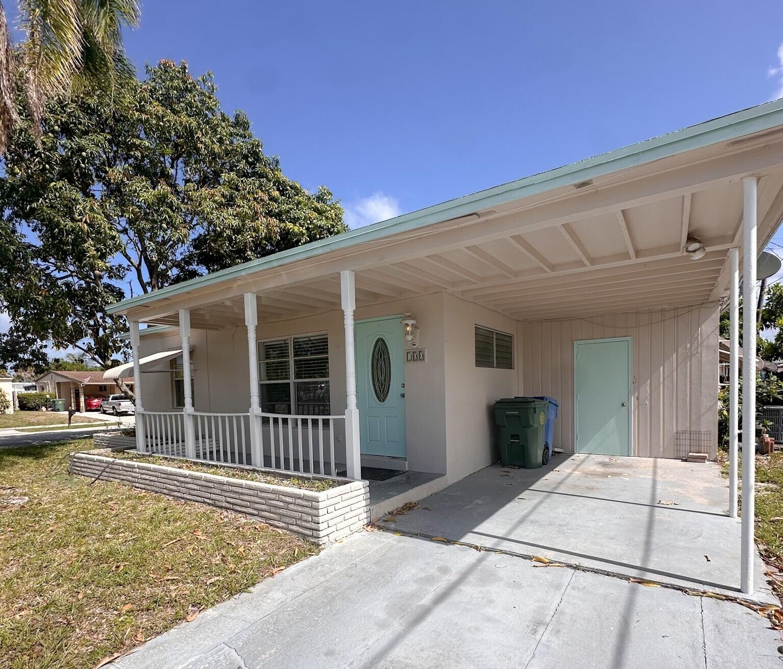 MOVE-IN READY! Single home, non HOA community. This corner lot property offers 3 bedrooms/1 bathroom with plenty backyard space for BBQ days with friends and family. Laundry in unit. Enjoy summer days living few minutes away from the beach. Close to I-95, parks, schools, and great local dinning options. Vacant, easy to show. SEE BROKER REMARKS.