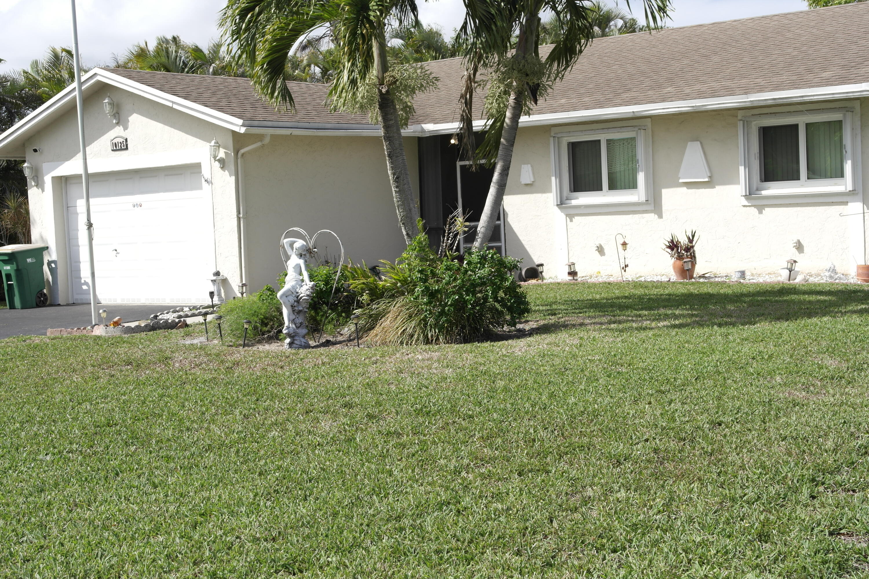 ENJOY LIVING AND RELAXING INTHIS DESIRABLE SENIOR COMMUNITY. HOME FEATURES 3 BEDROOMS, 2 FULL BATHROOMS, TILE AND LAMINATE FLOORING, FORMAL DINING AREA, BREAKFAST AREA IN KITCHEN, SCREENED PATIO, ONECAR GARAGE, HOME HAS BEEN FRESHLY PAINTED. ROOF WAS REPLACED IN 2018