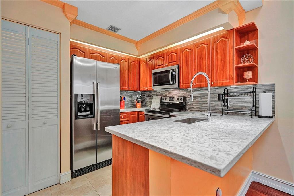 Players Place Townhomes - Residential