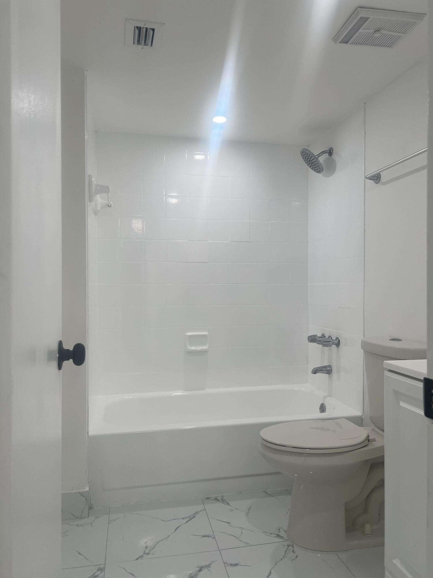 INTERNATIONAL TOWERS CONDO PH I - Residential Lease