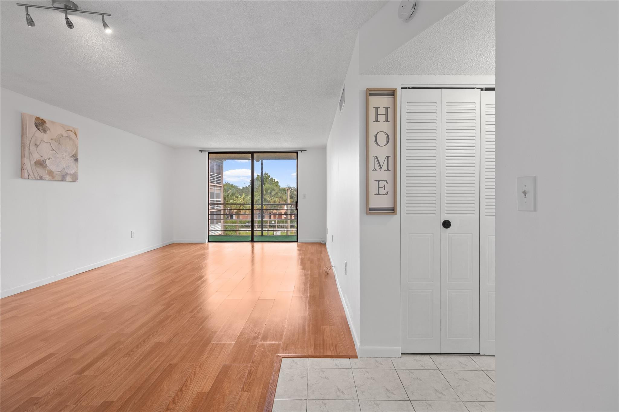 ALL AGES COMMUNITY * CONDO FOR SALE:2 BEDROOM,2 REMODELED BATHROOMS, GATED COMMUNITY, CLUB HOUSE, POOL, PERFECT FOR INVESTORS! Tenant pays $1,850 Rent - NO RENTAL RESTRICIONS.MAINTENANCE INCLUDES CABLE, WATER, EXTERIOR MAINTENANCE, LANDSCAPING, PEST CONTROL.HOA REQUIERES 650 CREDIT SCORE. Property is Tenant Occupied.  INVESTORS FRIENDLY !