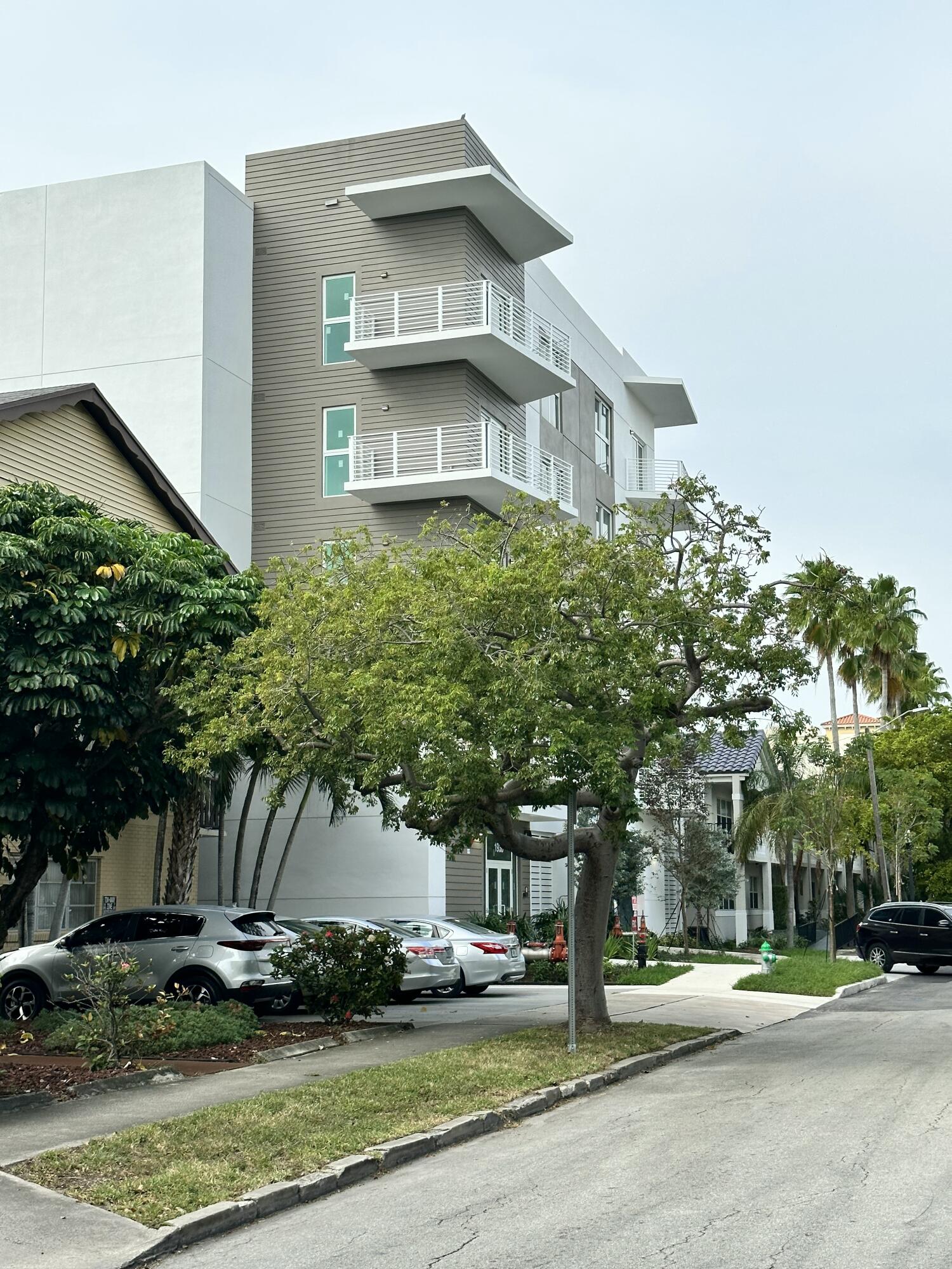 Stunning 2024 corner residence in the heart of Hollywood. This light-filled unit features an open-concept layout, perfect for entertaining, with a sleek kitchen, high-end finishes, and all-new appliances (AC, microwave, dishwasher, oven, fridge, washer/dryer). Spacious 2BR/2BA with hurricane-impact windows and floor-to-ceiling glass. Includes desirable double parking. Ideally located steps from Young Circle, restaurants, and shopping. Excellent for investors: the building allows short-term rentals.