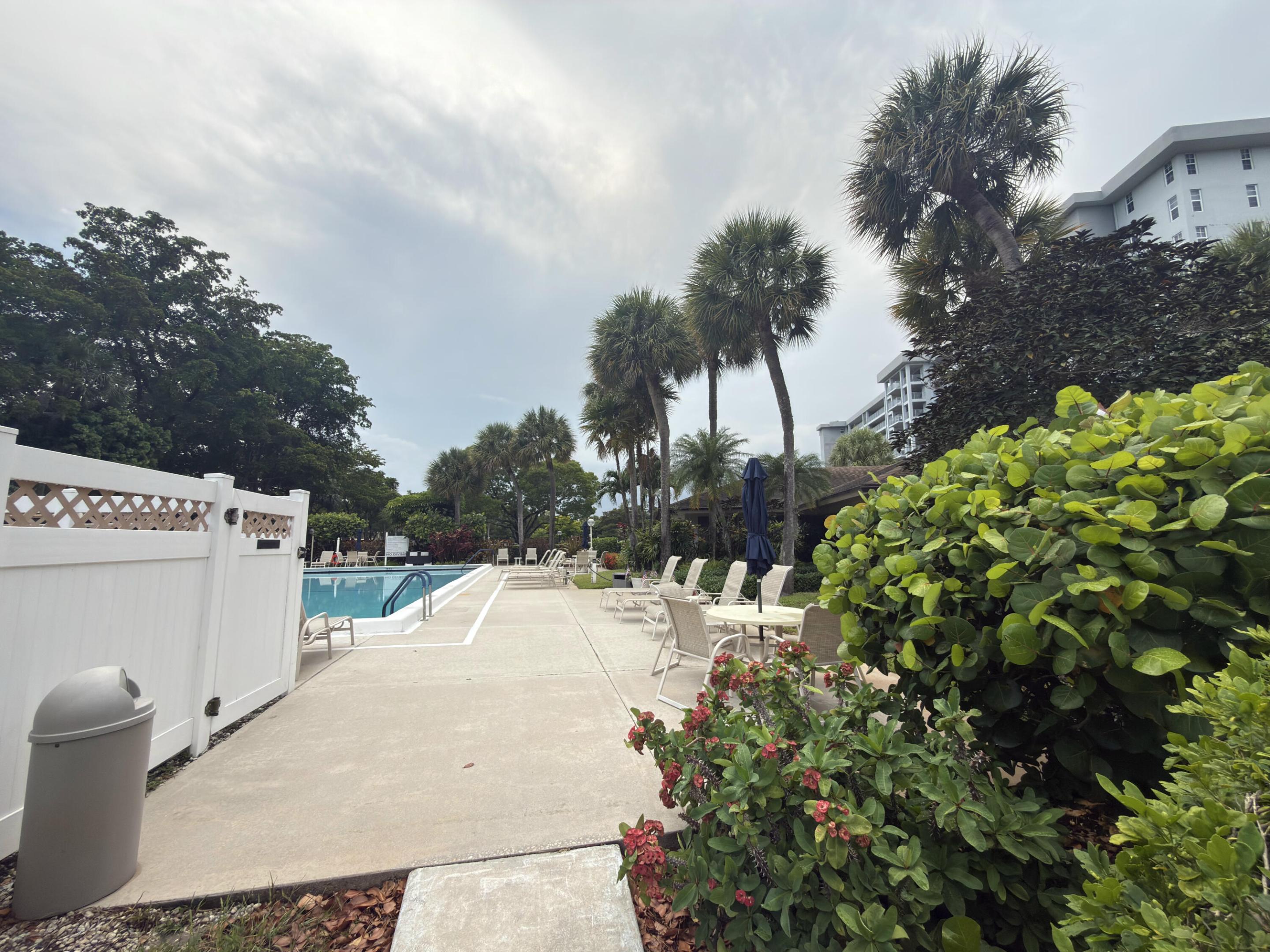 NO 105 PALM-AIRE COUNTRY CLUB - Residential