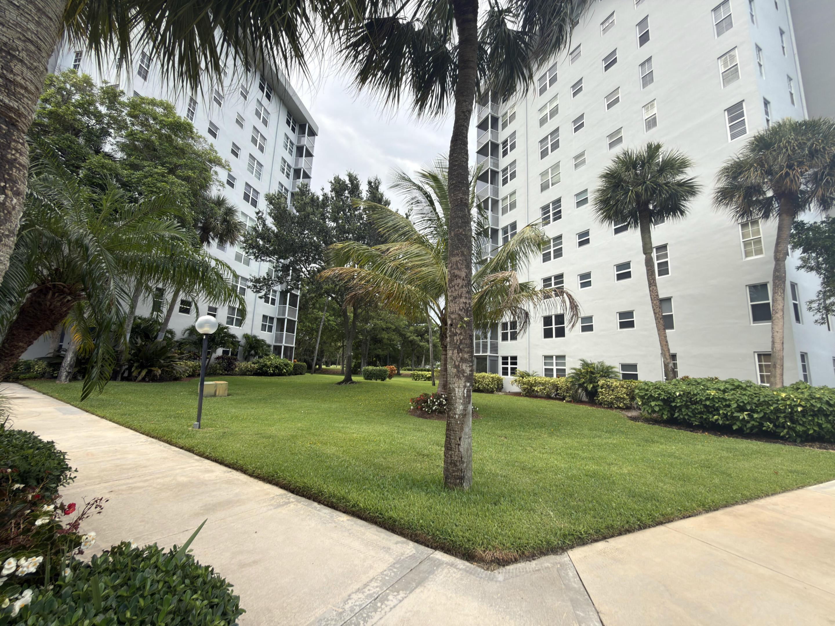 NO 105 PALM-AIRE COUNTRY CLUB - Residential