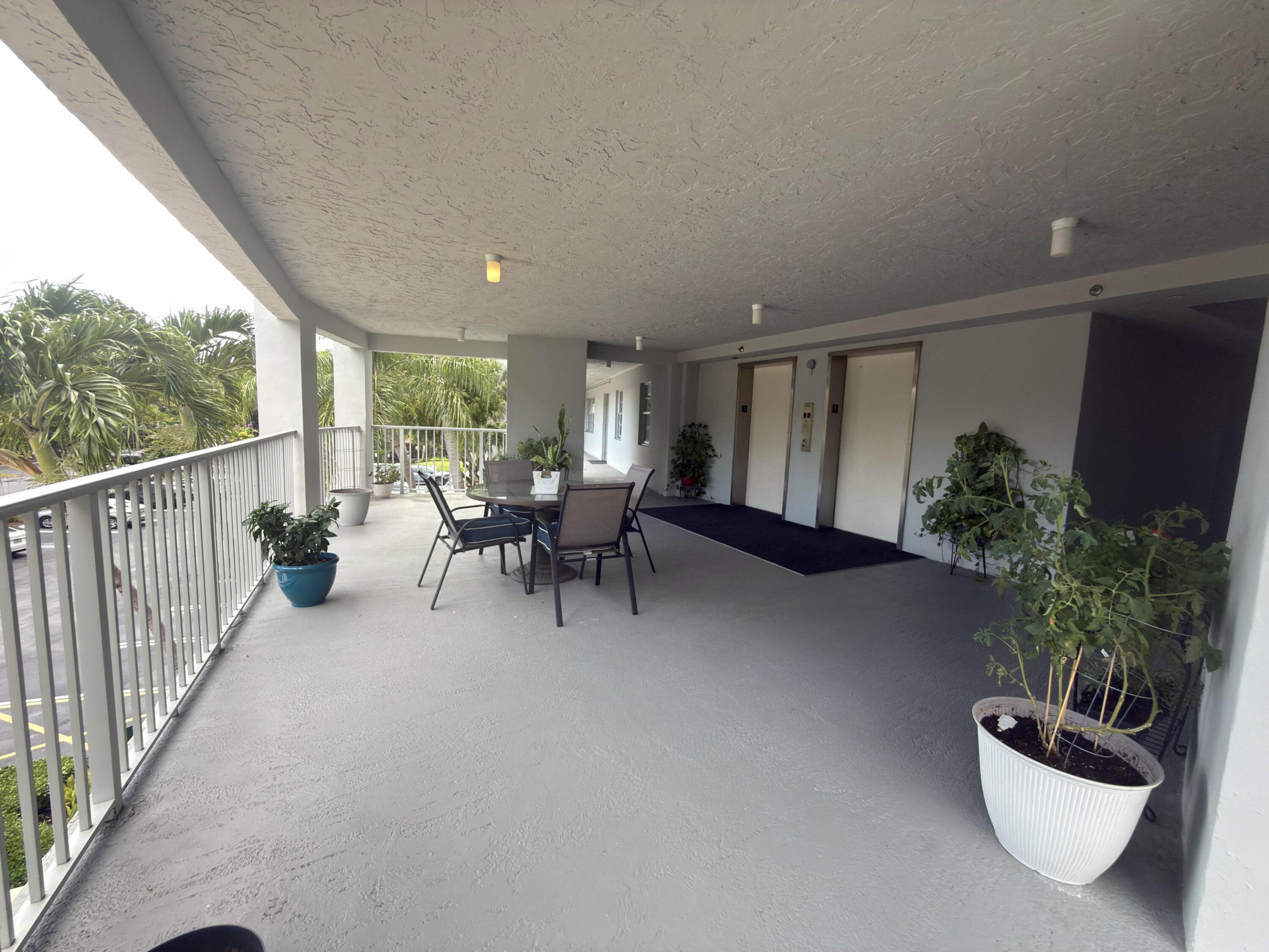 NO 105 PALM-AIRE COUNTRY CLUB - Residential