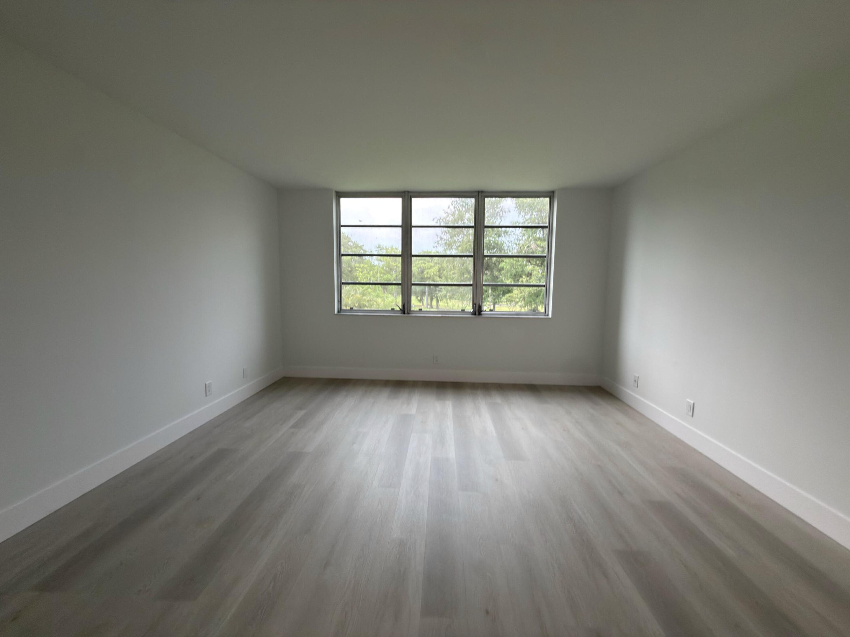 NO 105 PALM-AIRE COUNTRY CLUB - Residential