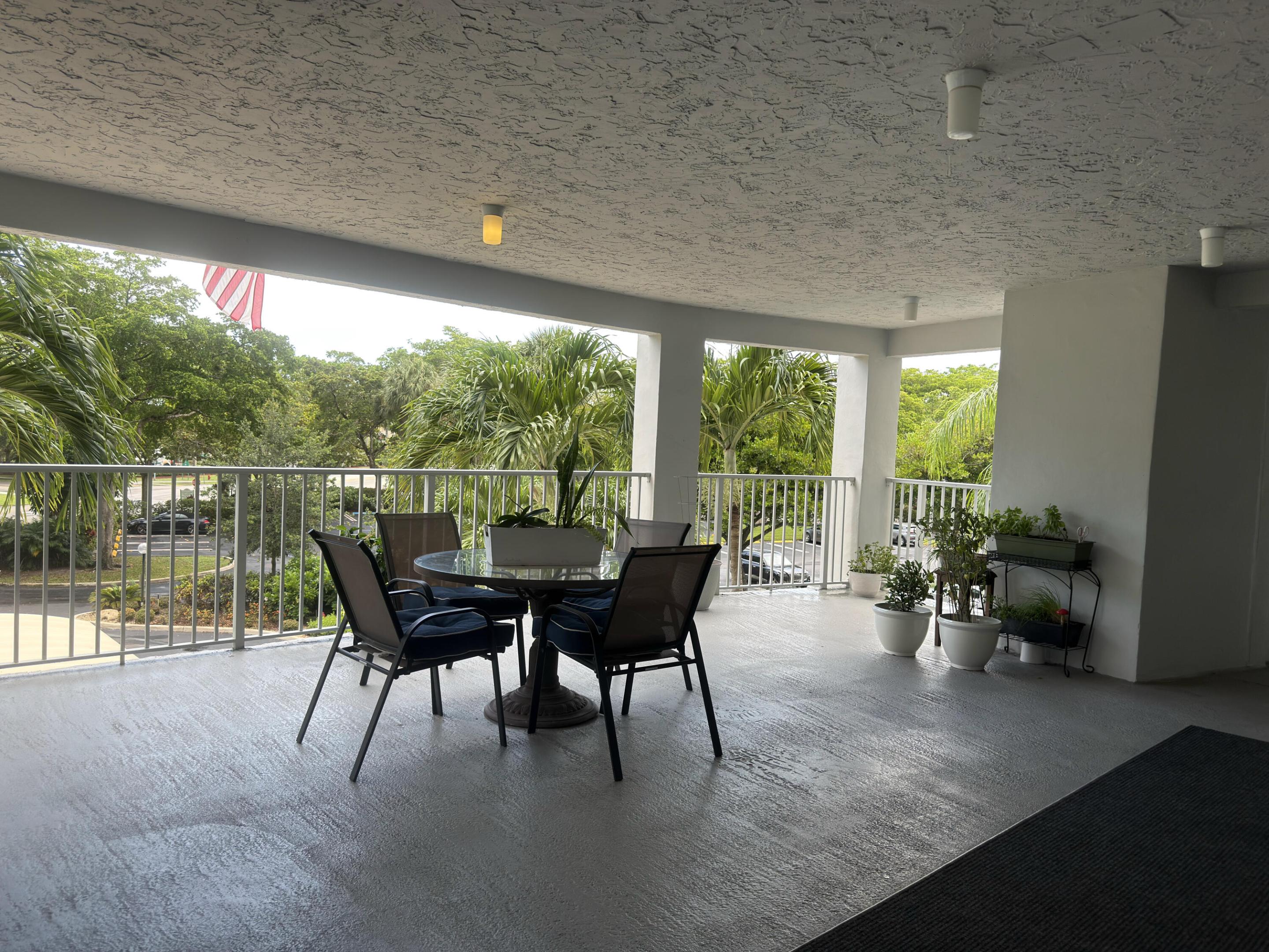 NO 105 PALM-AIRE COUNTRY CLUB - Residential