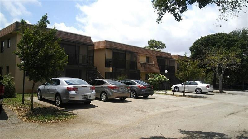 VILLAGE TOWNHOUSE-POMPANO BEACH - Residential