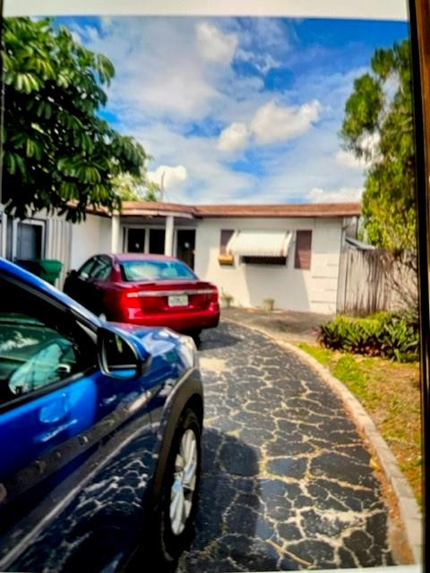 LARGE  3 BEDROOM  2 BATH HOME, WITH HUGE BACK FAMILY ROOM. FLORIDA ROOM//DEN TOO.   1 CAR GARAGE.   RECENTLY  PAINTED   INTERIOR.  MASTER BATH WAS  PARTIALLY  RENOVATED ABOUT 4 TO 5 YEARS AGO.    CARPETING IN LIVING AREAS ALSO APROX 4 TO 5 YEARS OLD.  LINOLEUM FLOORING  IN  KITCHEN.   PROPERTY IS VACANT  AND ON SUPRA.....BUT NEEDS A   CBS CODE, SO FOR SHOWING PLEASE USE SHOWING ASSIST.    PLEASE NOTE  THAT THERE IS ALSO AN ALARM.  SEE SHOWING ASSIST........ YOUR  FUTURE HOME NEEDS SOME TLC, BUT WAIT UNTIL YOU SEE THE FAMILY ROOM AND BACKYARD !  READY FOR CASH OFFERS.